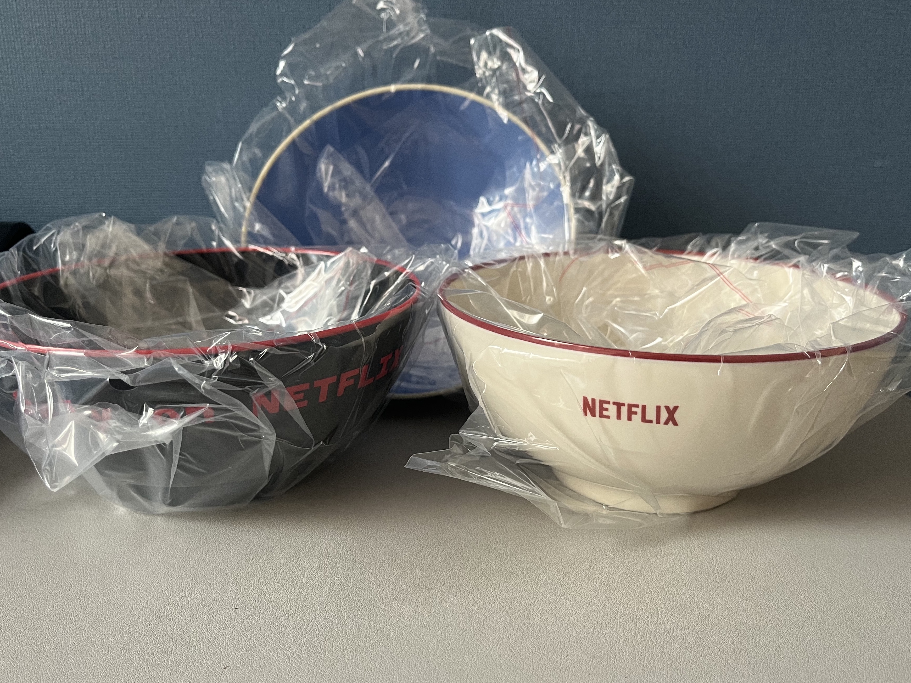 IAB Studio x Netflix Bowl Set 착용 스타일