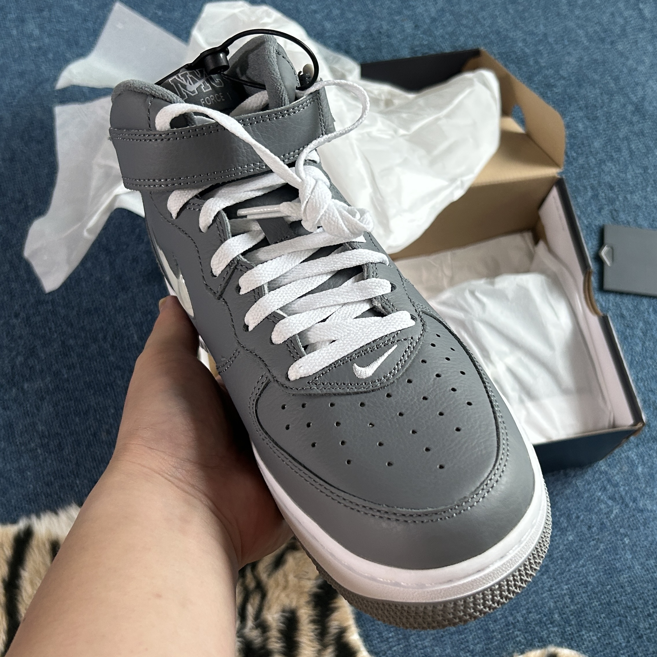 Nike Air Force 1 Mid QS NYC Cool Grey 착용 스타일 - 5