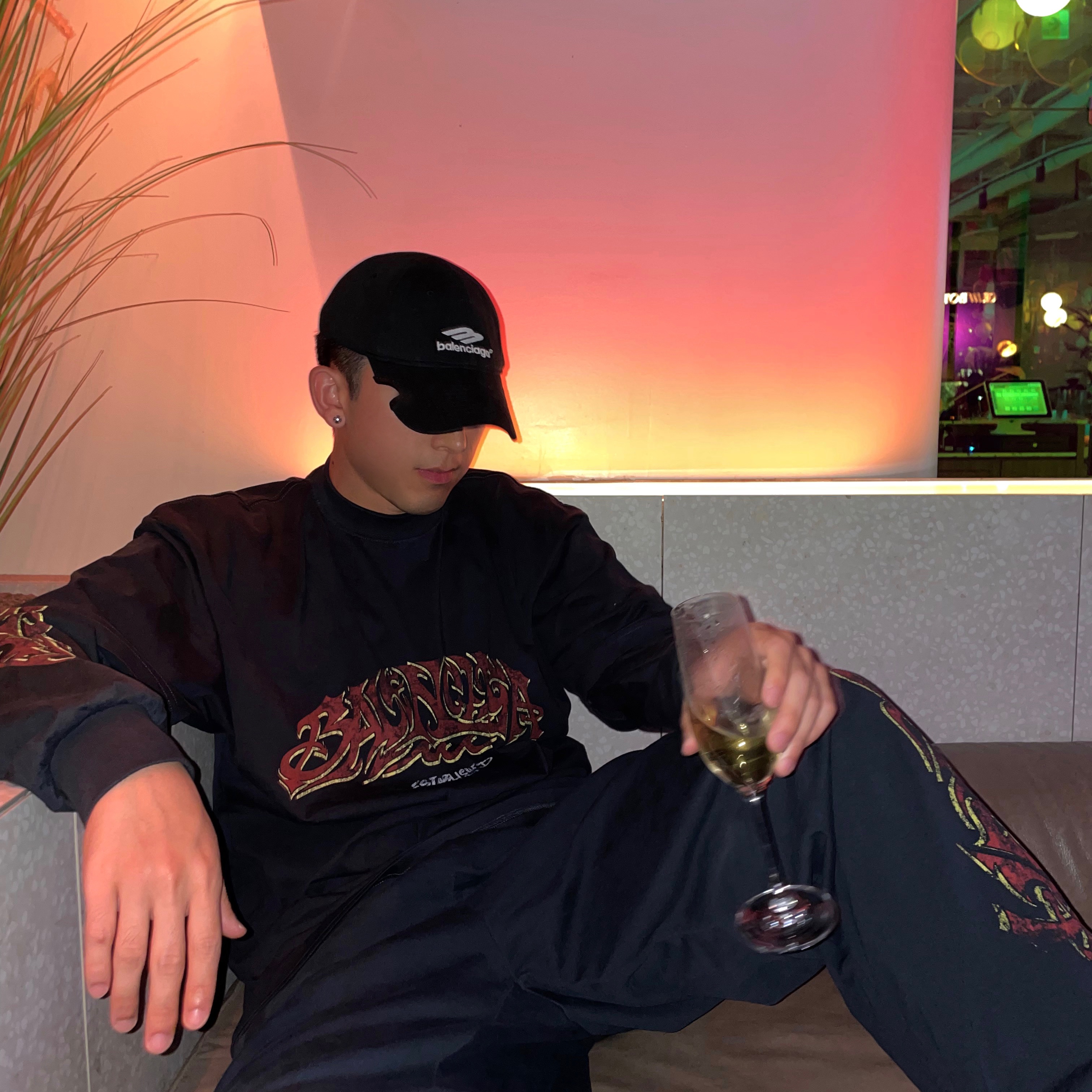 Balenciaga Offshore Oversized T-Shirt Black Faded, Balenciaga Offshore Long Sleeve Oversized T-Shirt Black Faded 착용 스타일 - 1