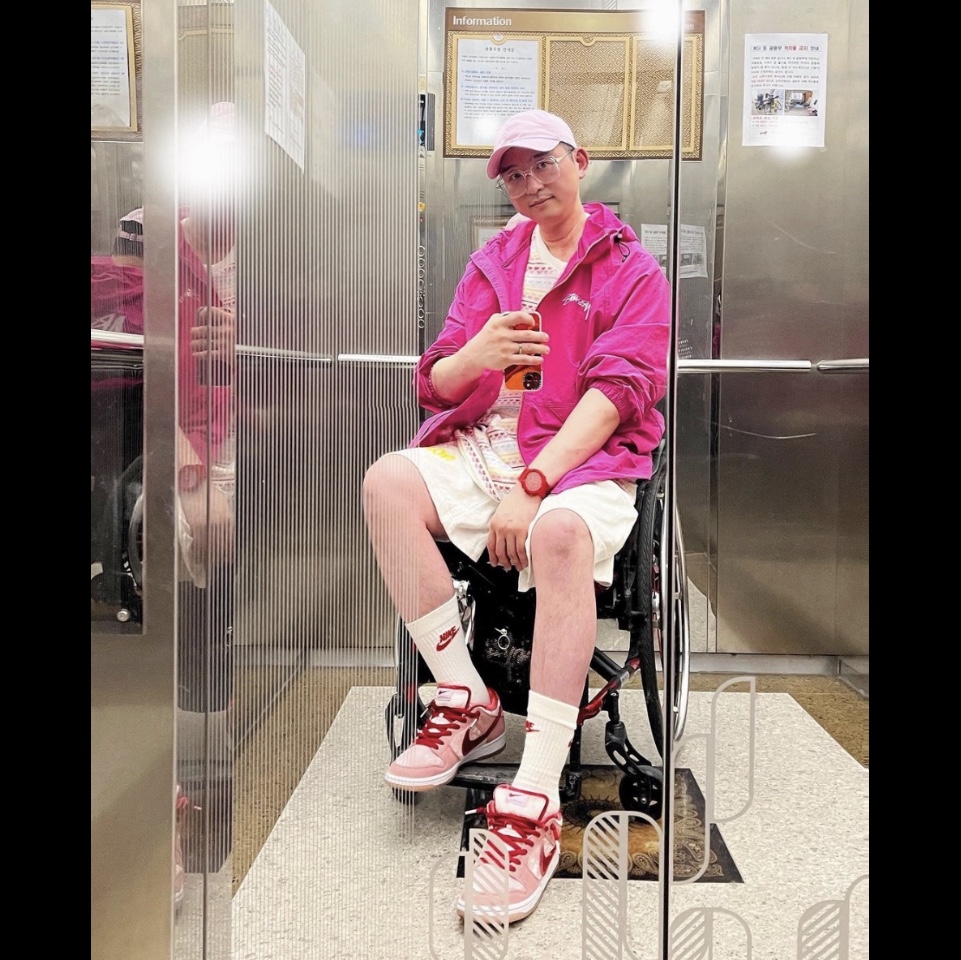 Stussy Wave Dye Beach Shell Jacket Fuchsia, Supreme Hearts Jacquard S/S Top White - 22SS 착용 스타일 - 1