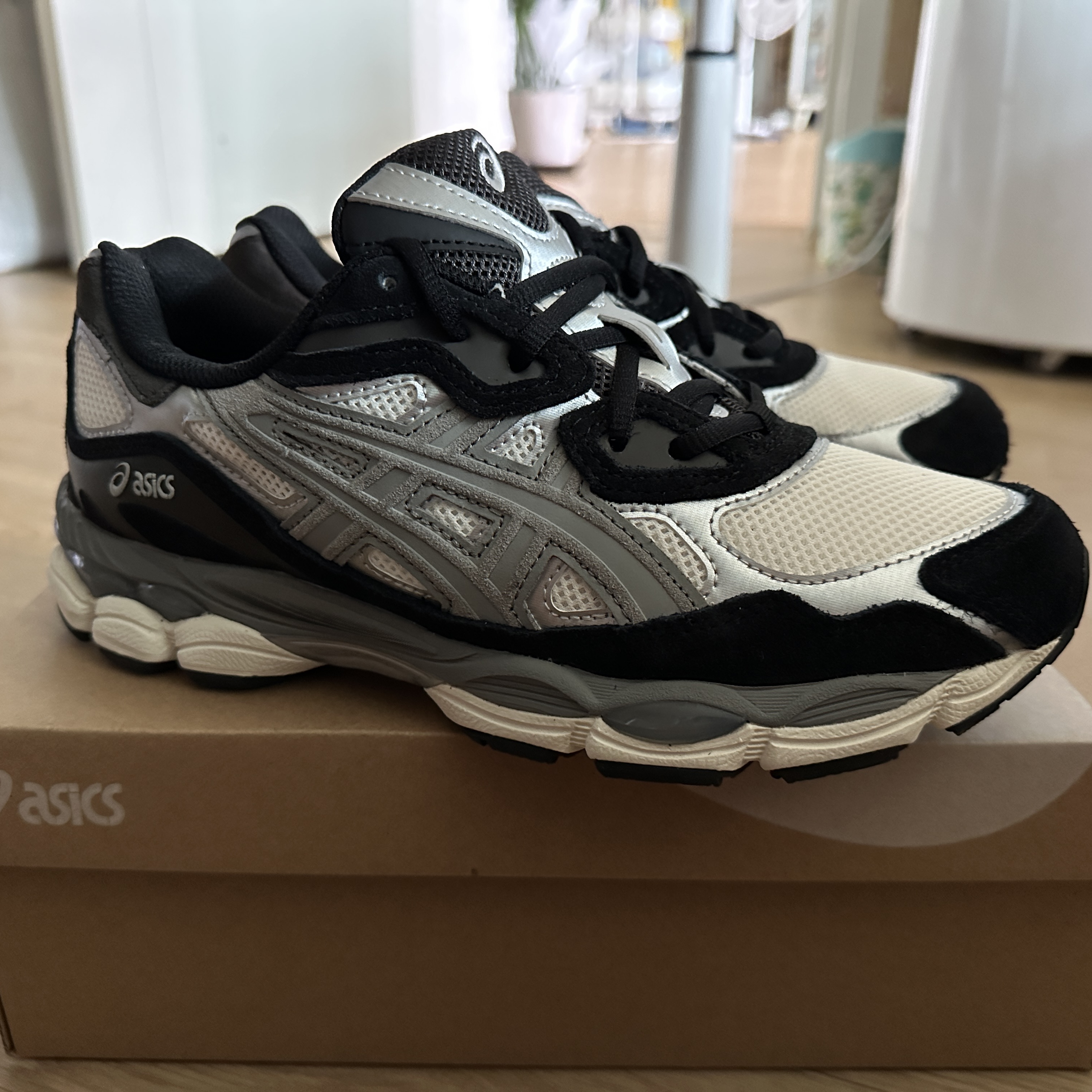 Asics Gel-NYC Ivory Clay Grey 착용 스타일 - 1