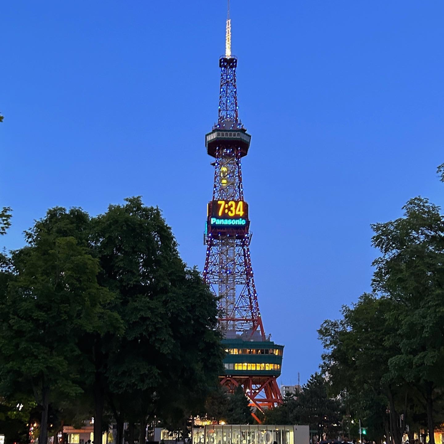 Adidas Yeezy Slide Onyx, Stussy x Martine Rose Collage Pigment Dyed T-Shirt Black 착용 스타일 - 4