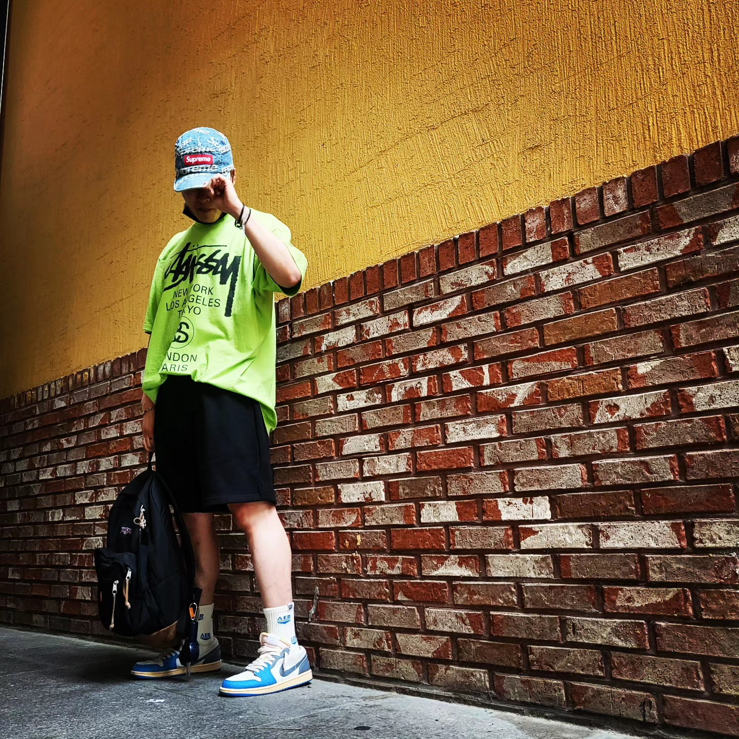 Supreme Frayed Logos Denim Camp Cap Blue - 21SS, Stussy World Tour T-Shirt Tea 2023 착용 스타일 - 1