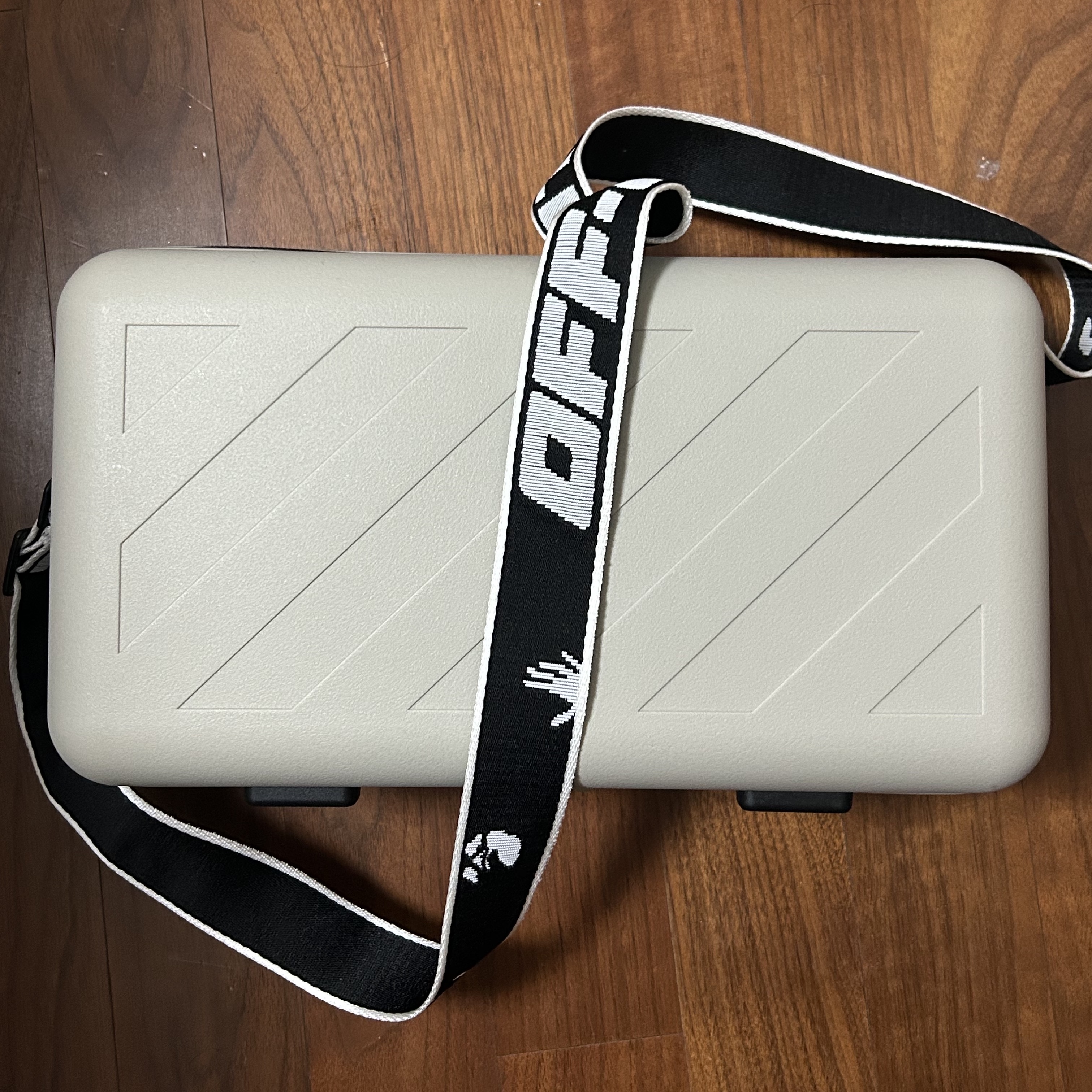 Off-White x Amore Pacific Protection Box (Without Cosmetics) 착용 스타일 - 1
