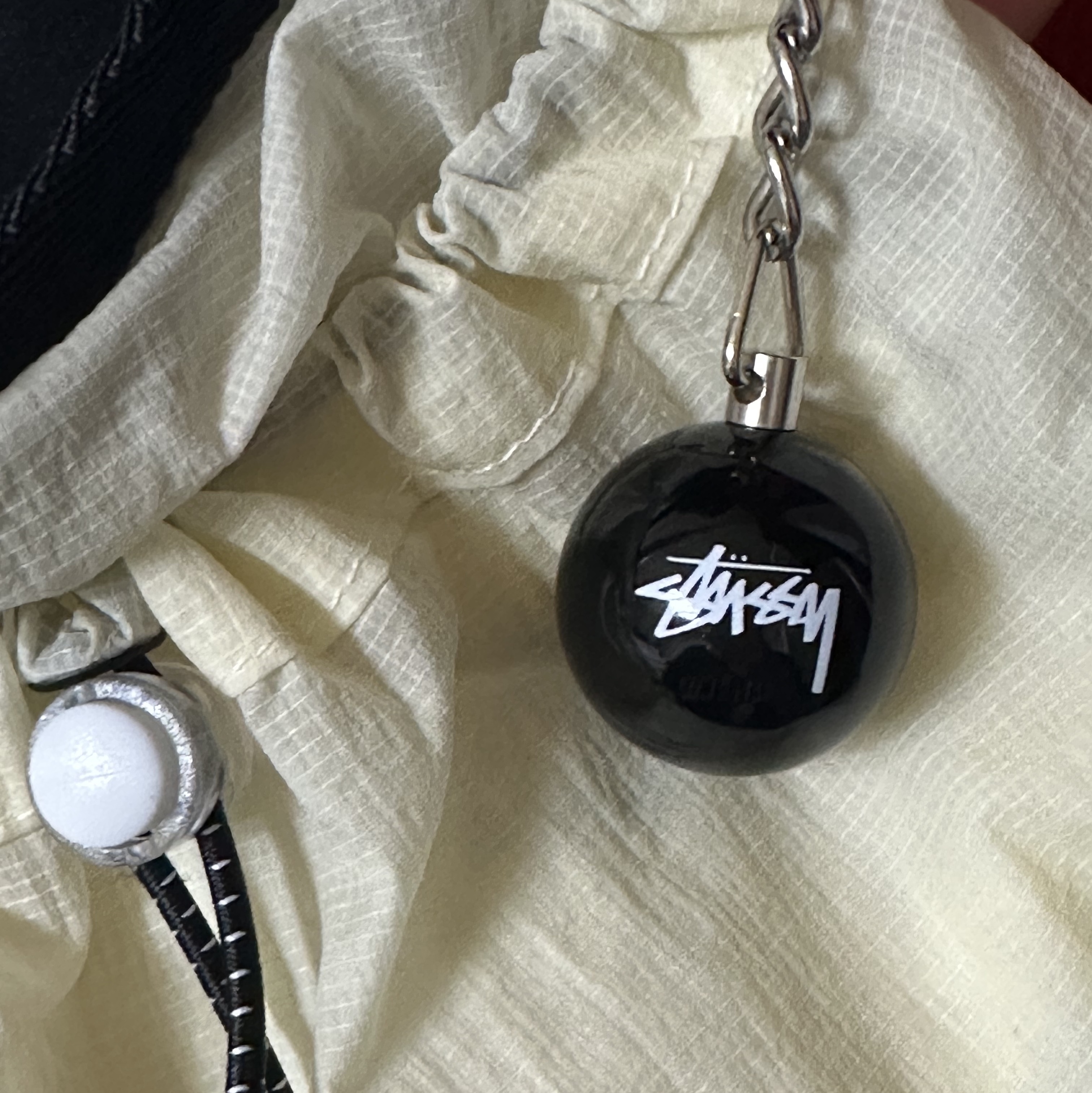 Stussy 8 Ball Keychain Black 착용 스타일