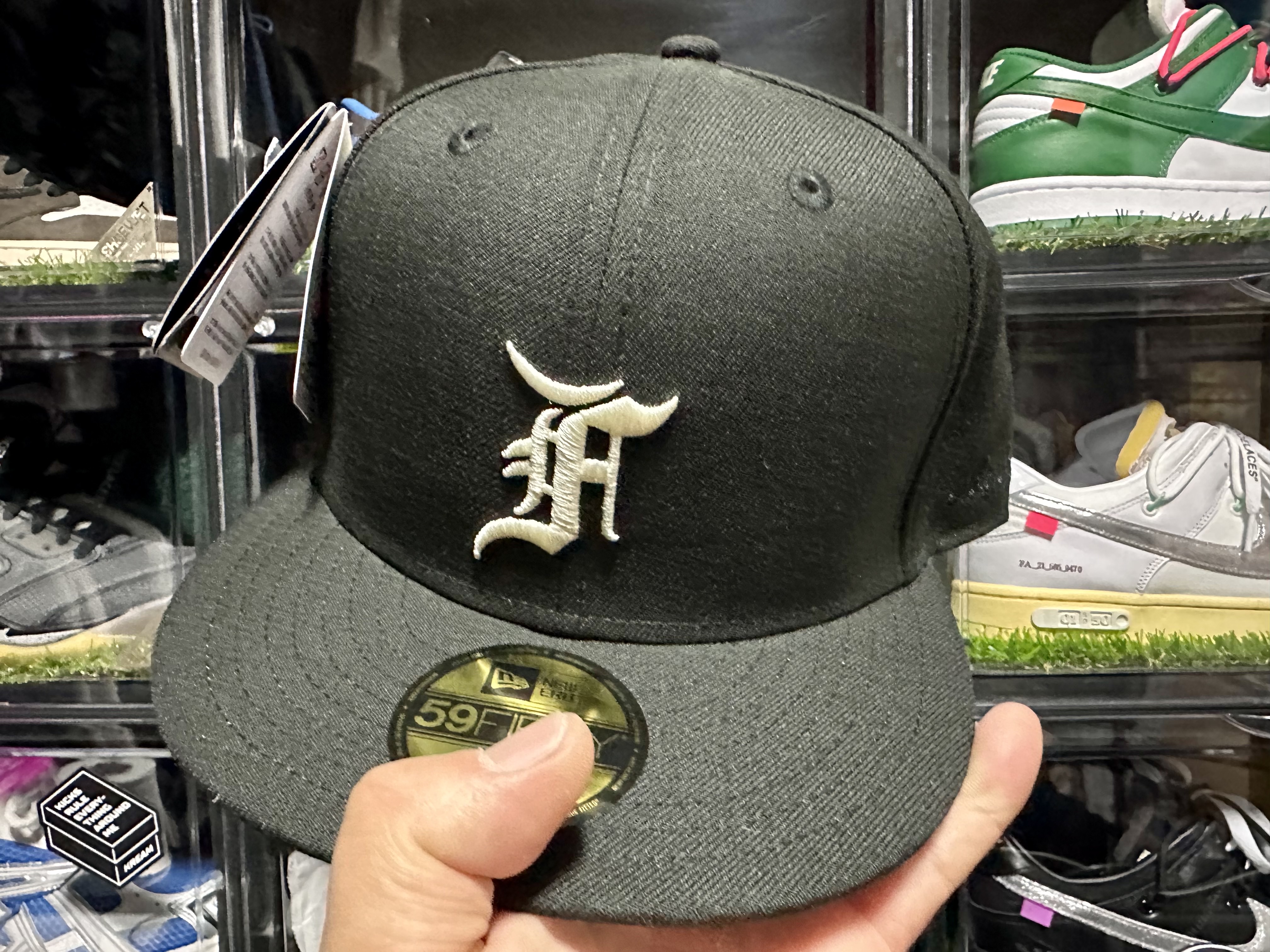 Essentials x New Era Sized Cap Black 착용 스타일 - 1