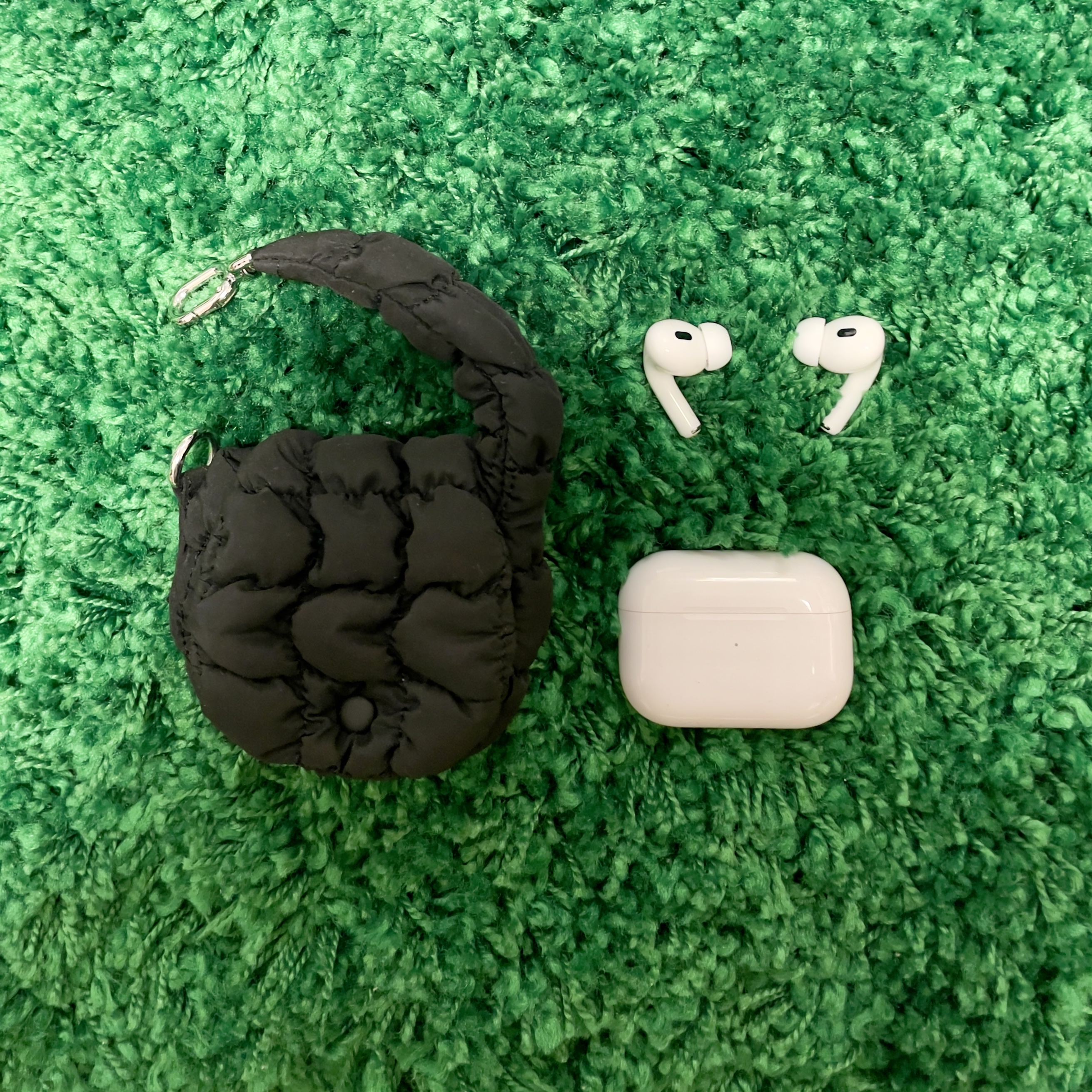 COS Quilted Nano Bag Black, Apple AirPods Pro 2nd Gen (Korean Ver.) 착용 스타일