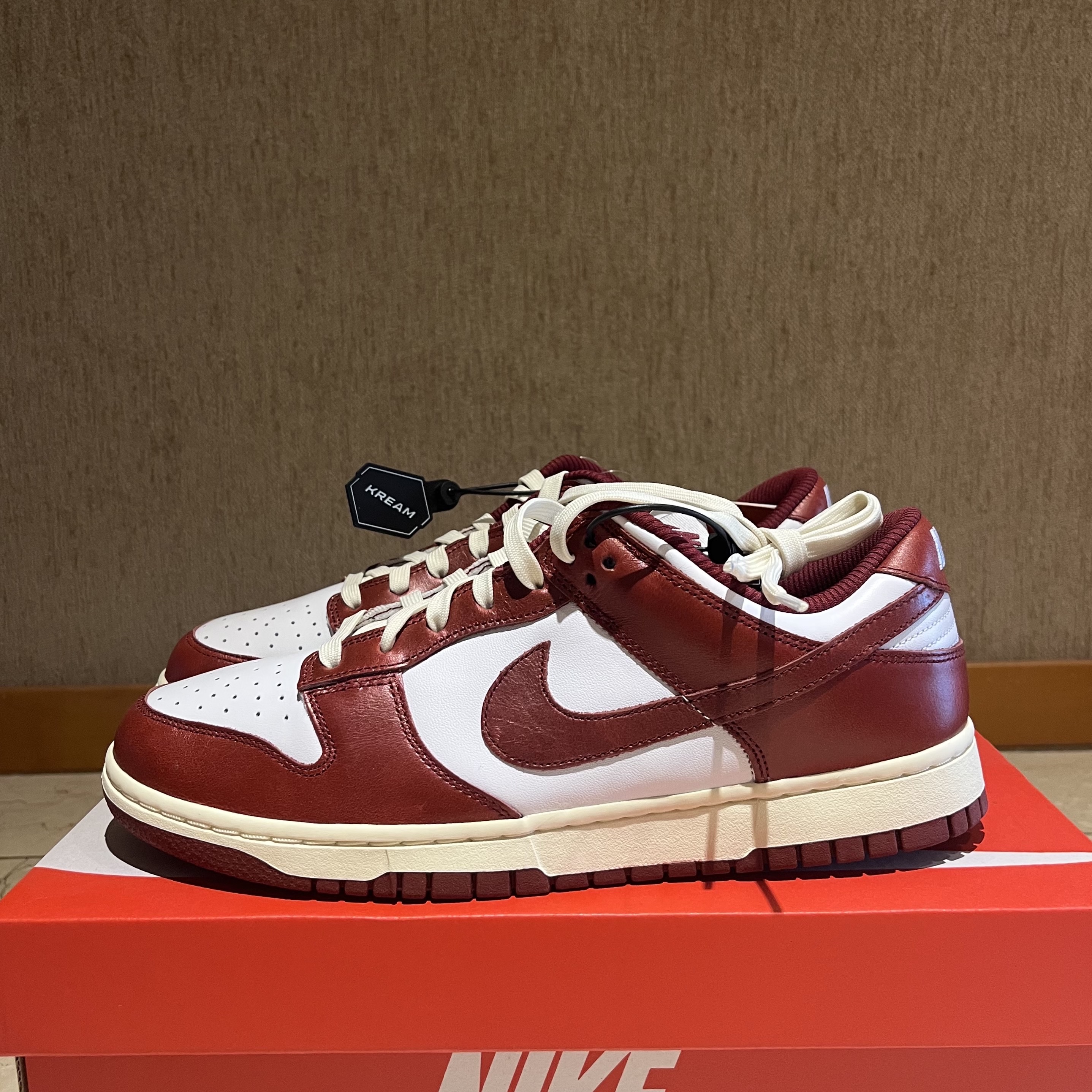 (W) Nike Dunk Low Retro PRM Team Red and White 착용 스타일