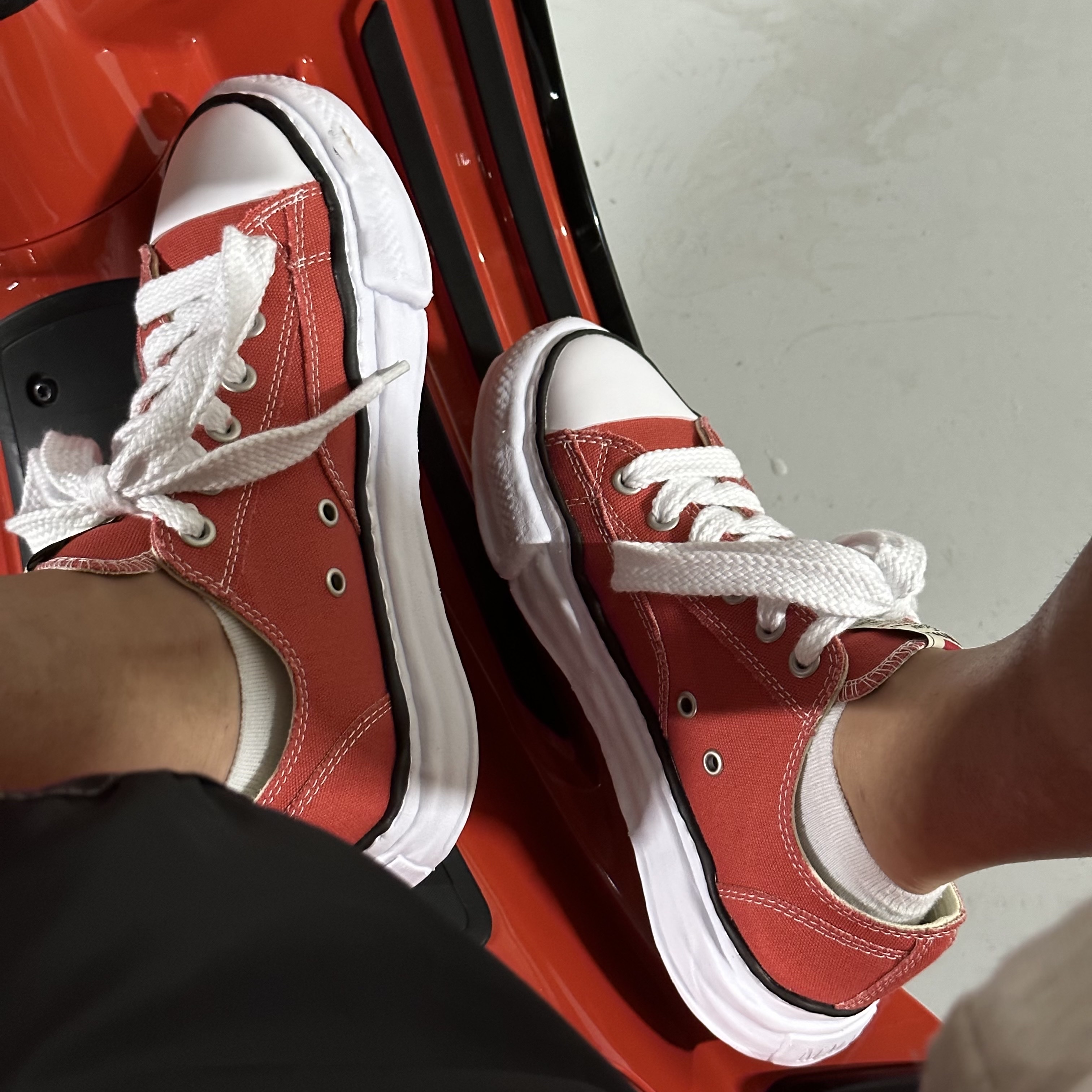 Maison Mihara Yasuhiro Peterson OG Sole Canvas Low Sneakers Orange 착용 스타일