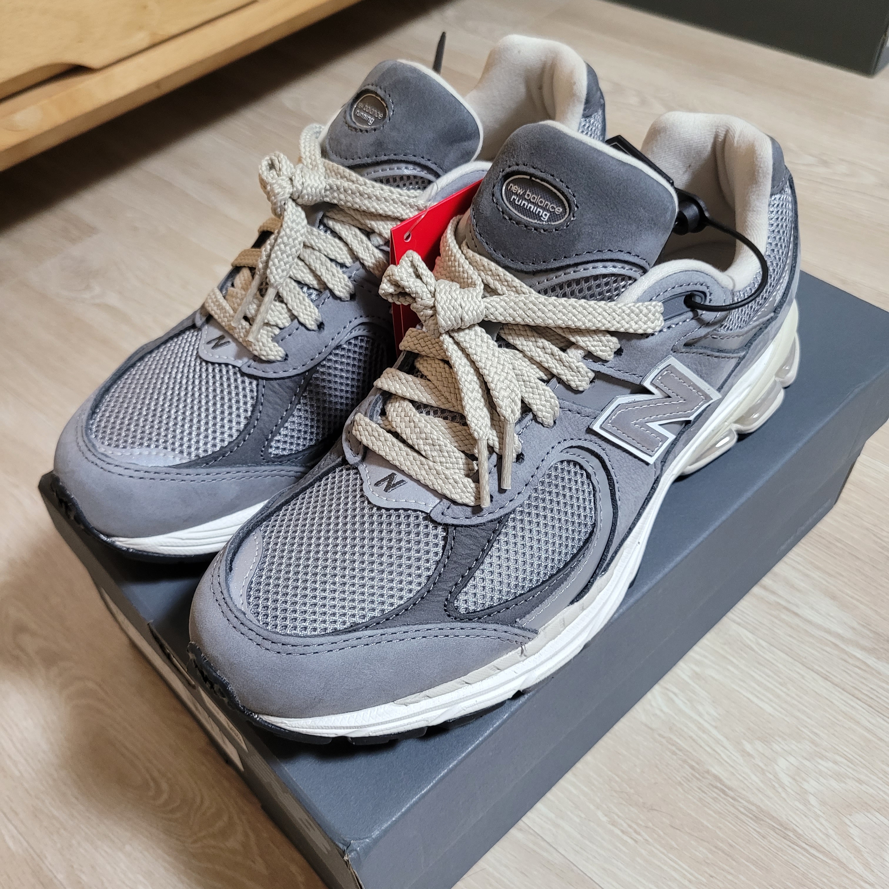 New Balance 2002R Premium Vintage Grey 착용 스타일 - 1