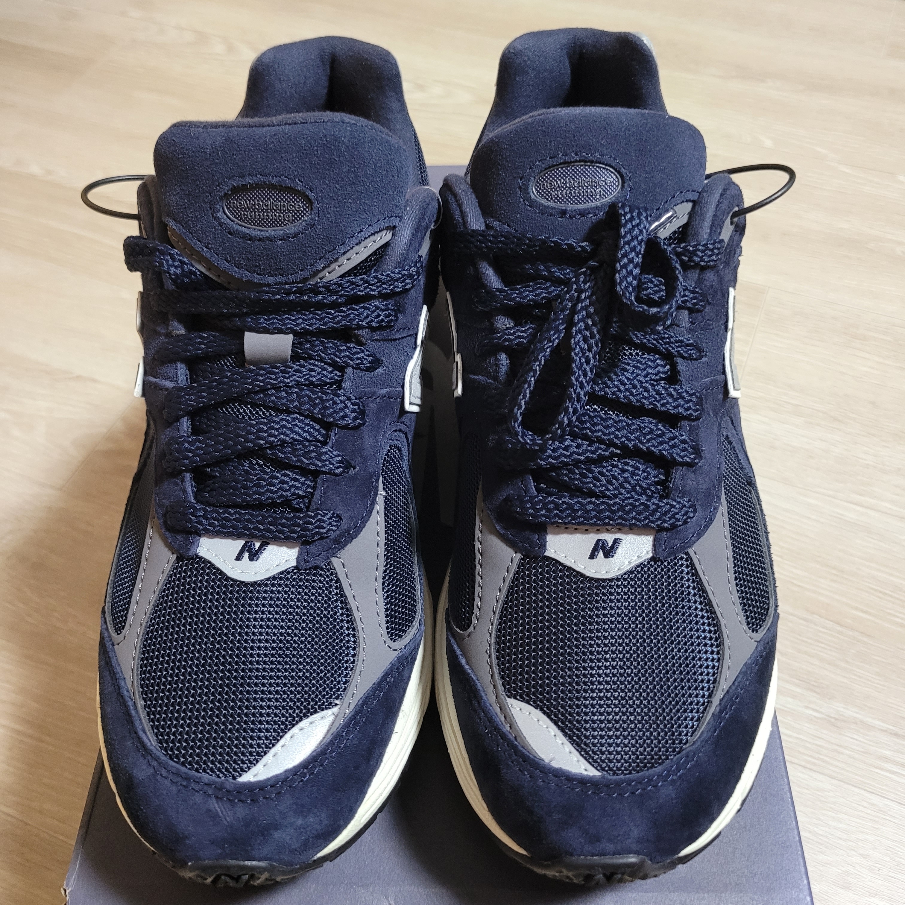 New Balance 2002R Eclipse Castlerock 착용 스타일 - 2