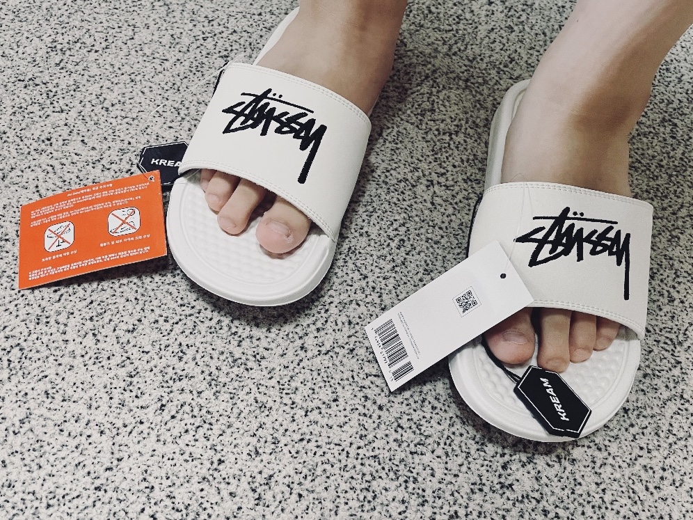 Nike x Stussy Benassi Slide Sail 착용 스타일