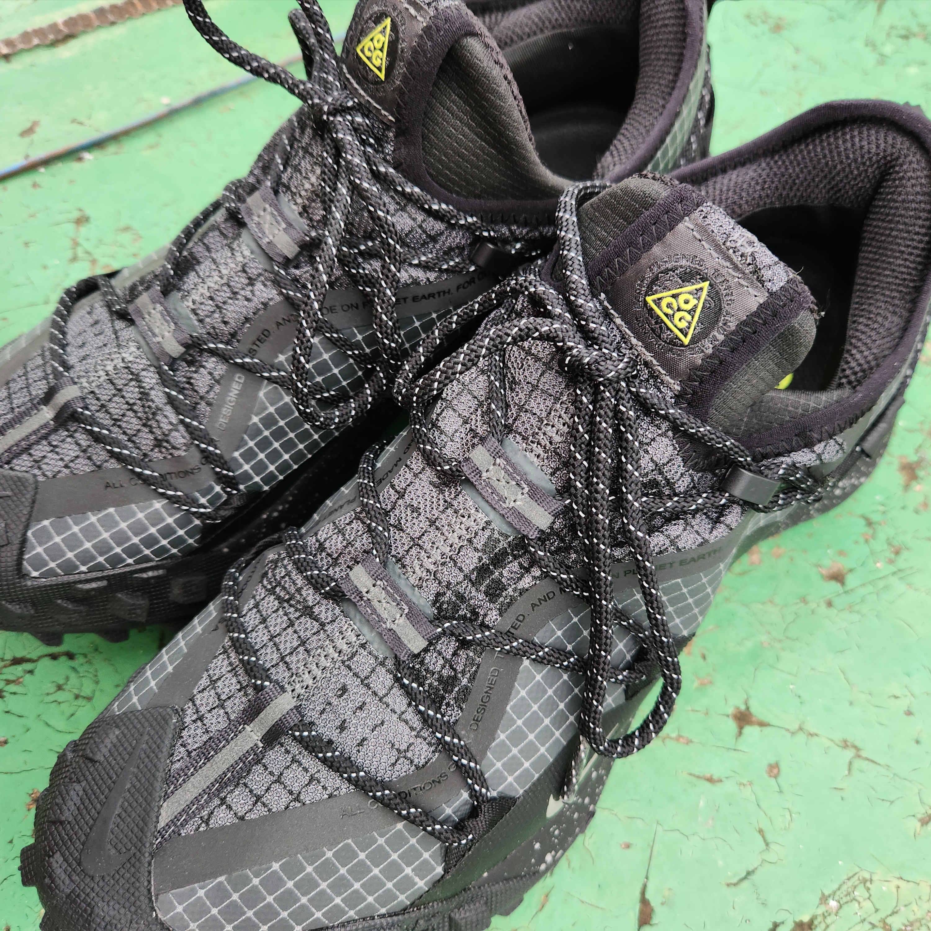 Nike ACG Mountain Fly Low Gore-Tex SE Dark Smoke Grey 착용 스타일 - 1