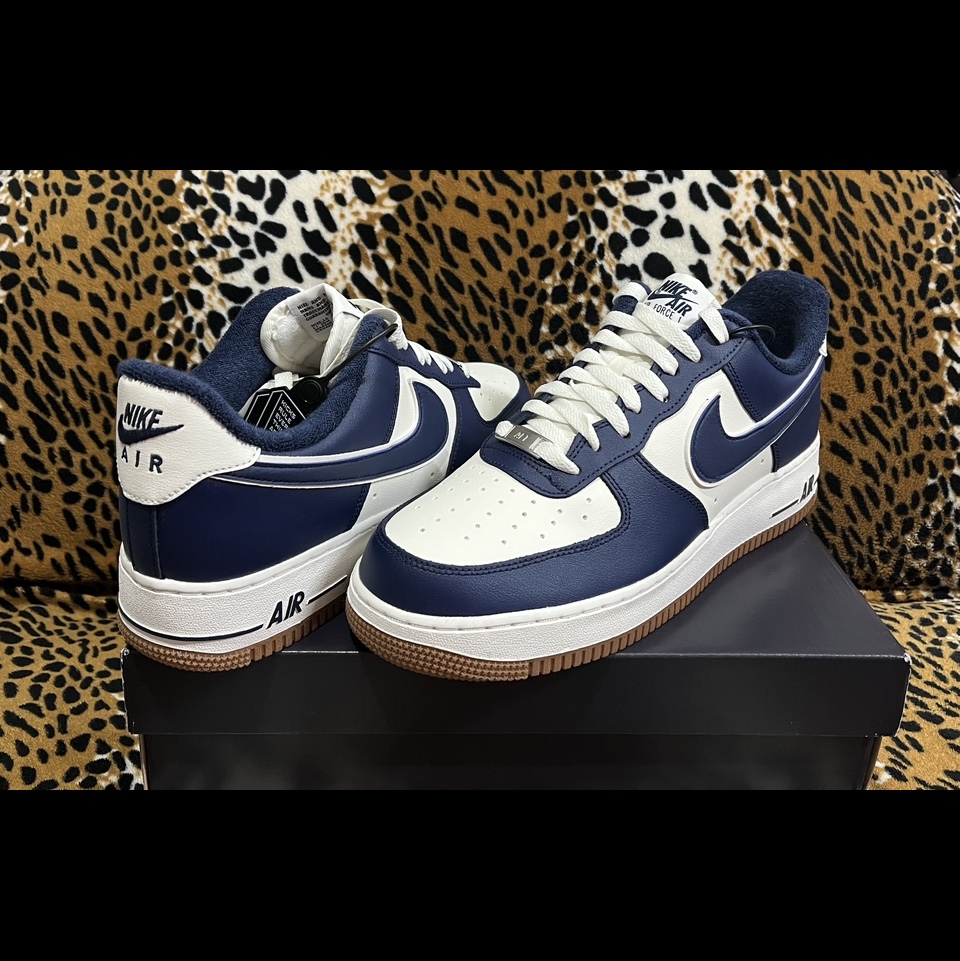 Nike Air Force 1 '07 LV8 Midnight Navy 착용 스타일