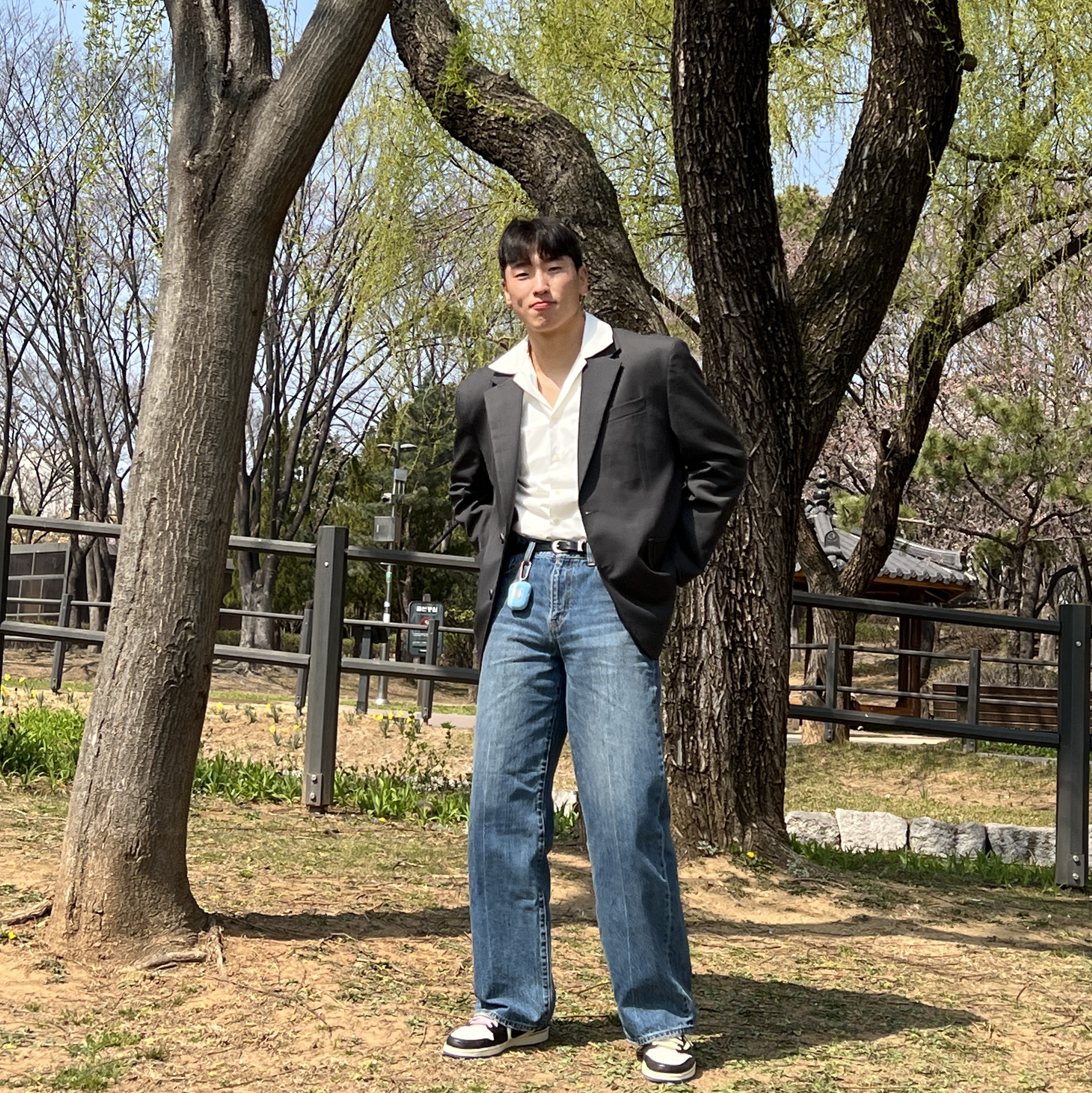 Jordan 1 x Travis Scott x Fragment Retro Low OG SP Military Blue, Apple AirPods Pro 2nd Gen (Korean Ver.) 착용 스타일 - 1