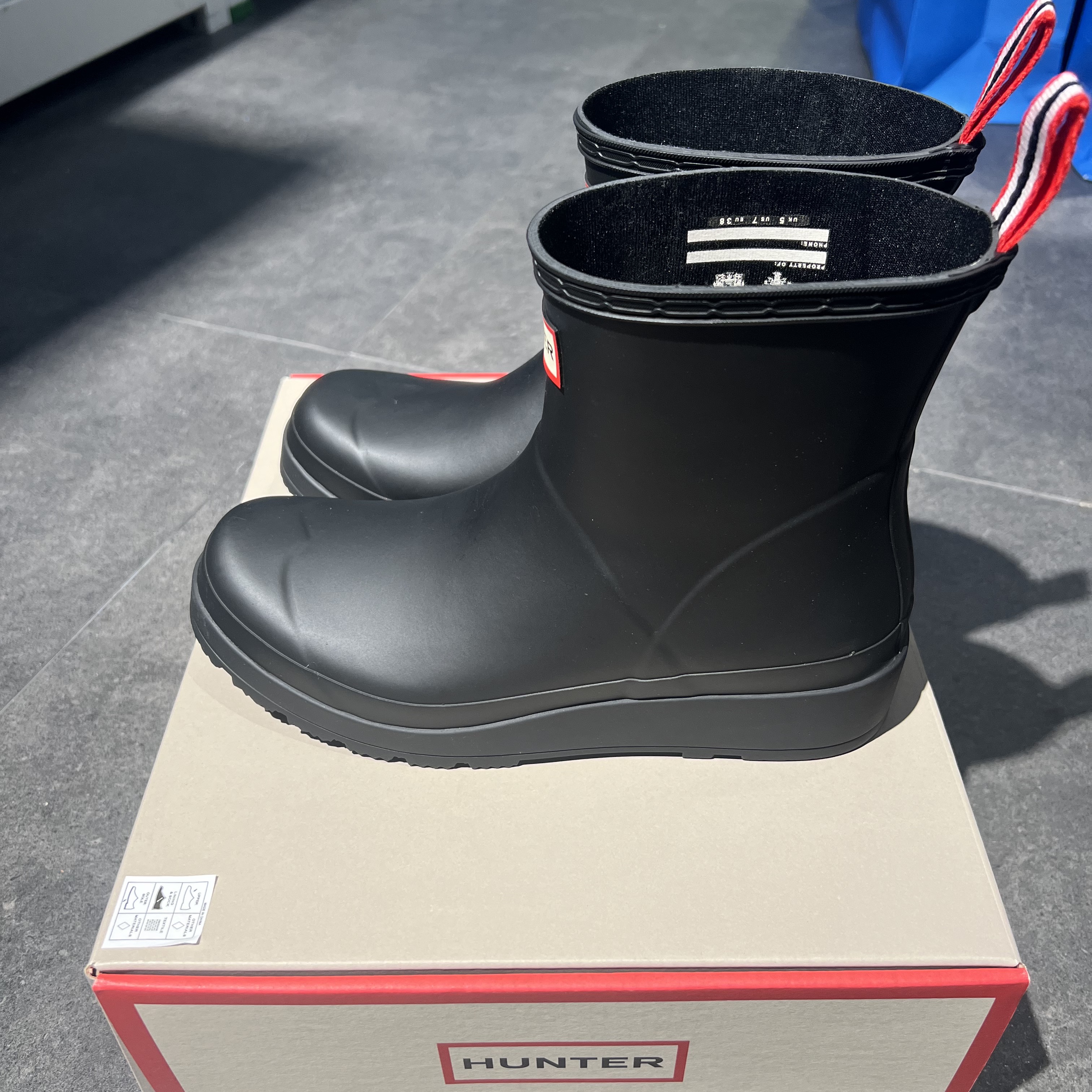 (W) Hunter Play Short Rain Boots Black 착용 스타일 - 2