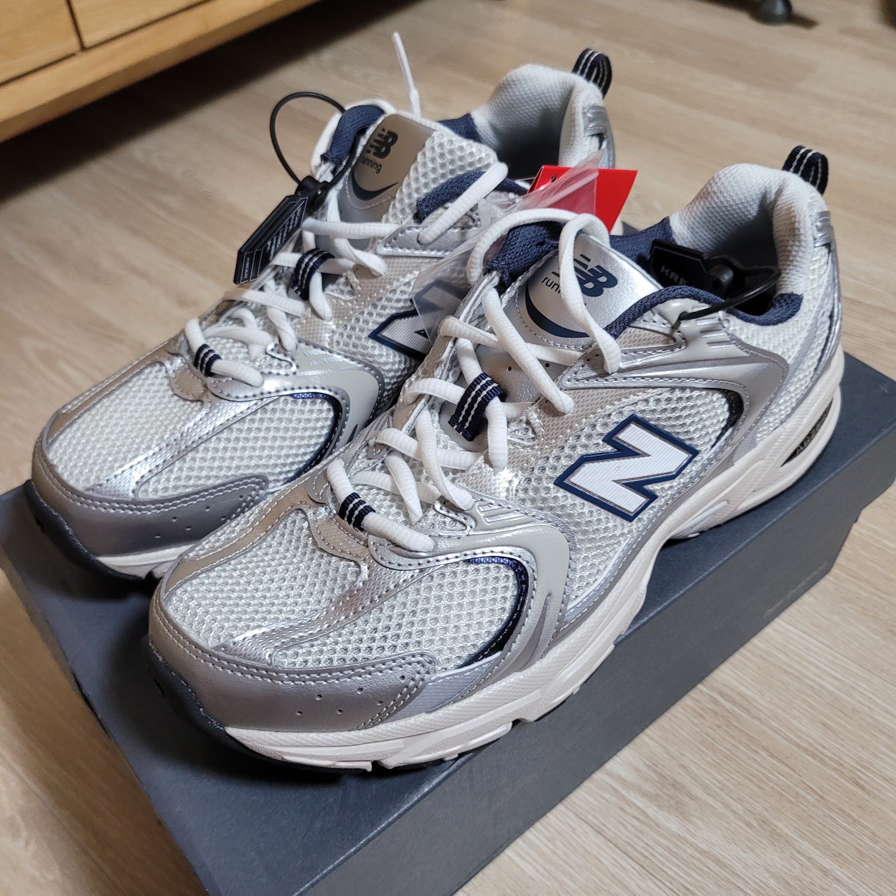 New Balance 530 Steel Grey 착용 스타일 - 1