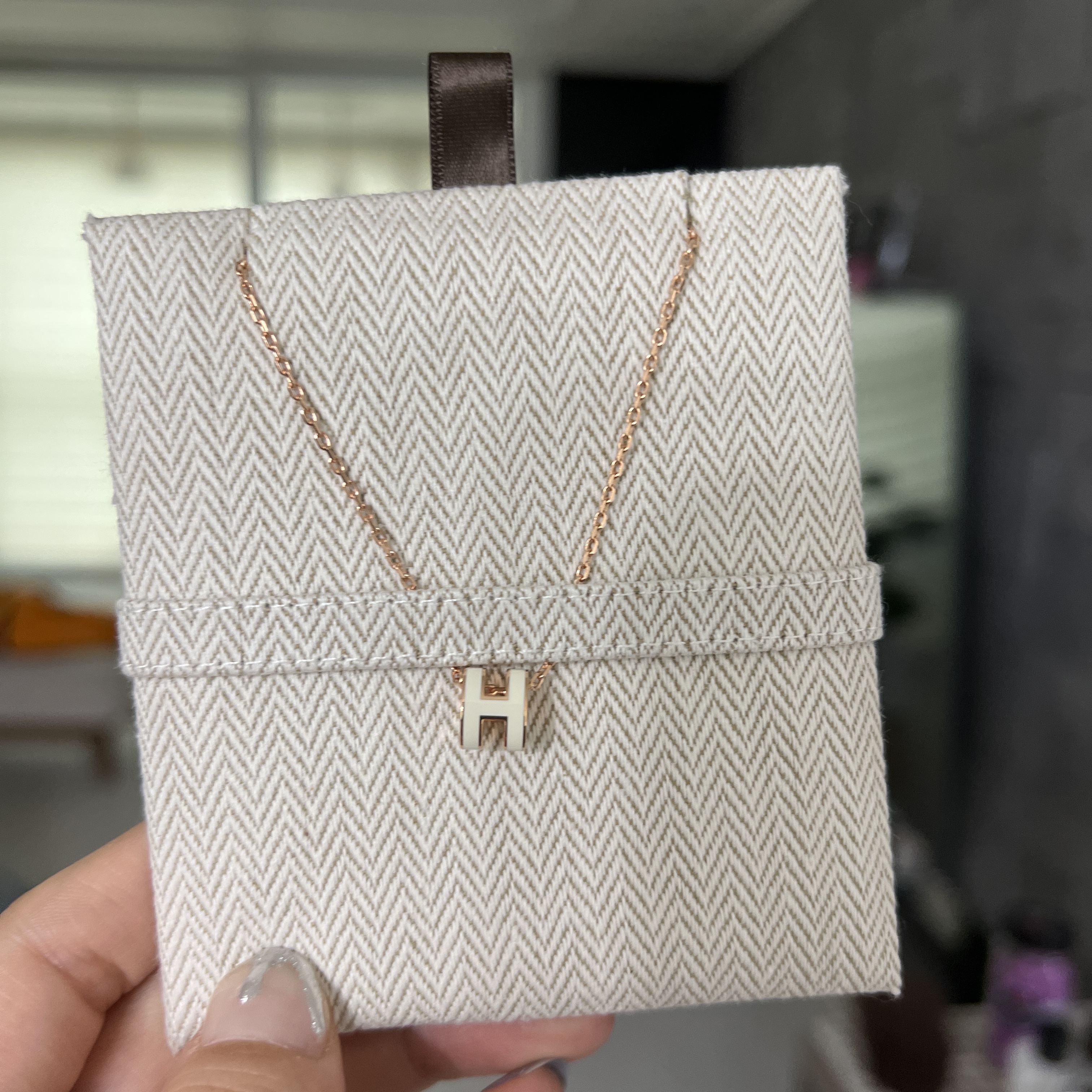 (W) Hermes Mini Pop H Pendant Rose Gold & Blanc 착용 스타일