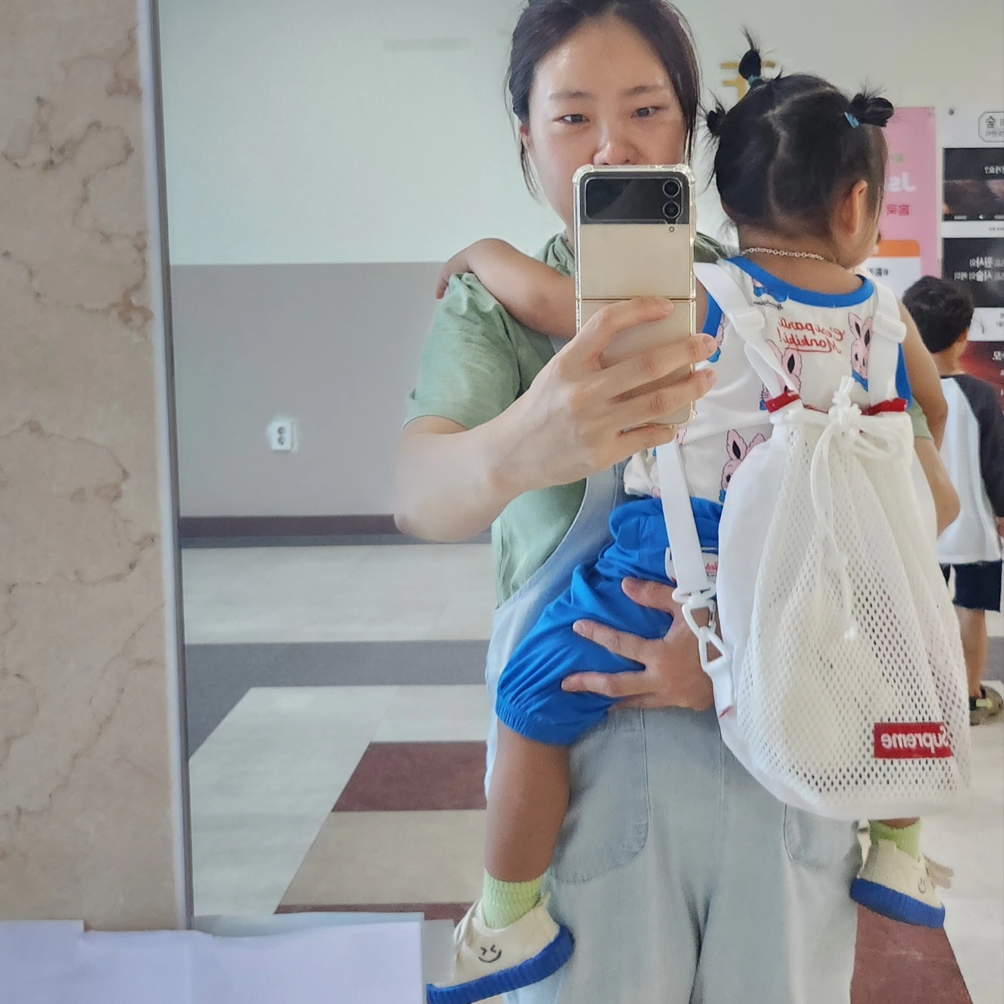 Supreme Mesh Small Backpack White - 23SS 착용 스타일 - 3