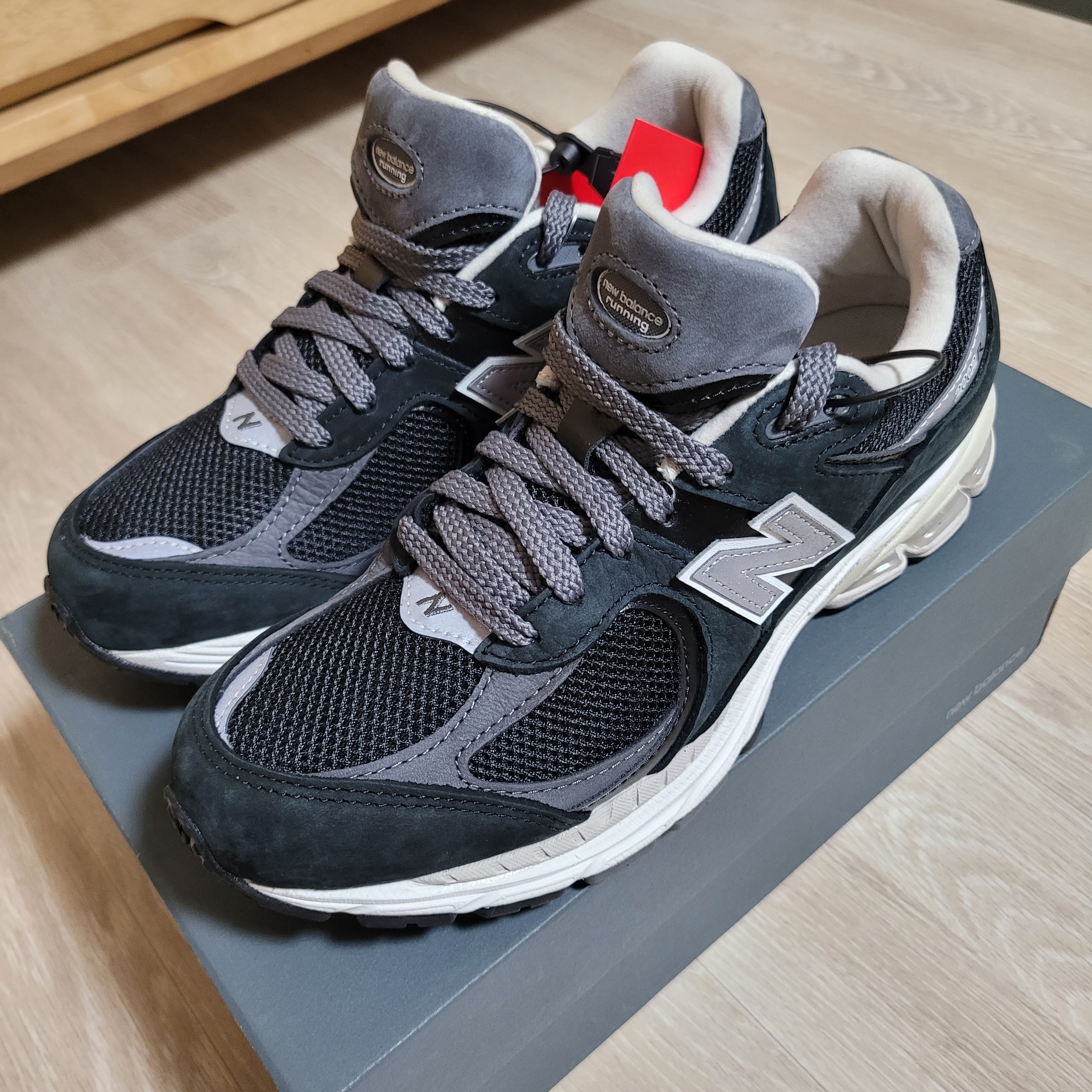 New Balance 2002R Premium Vintage Black 착용 스타일 - 1