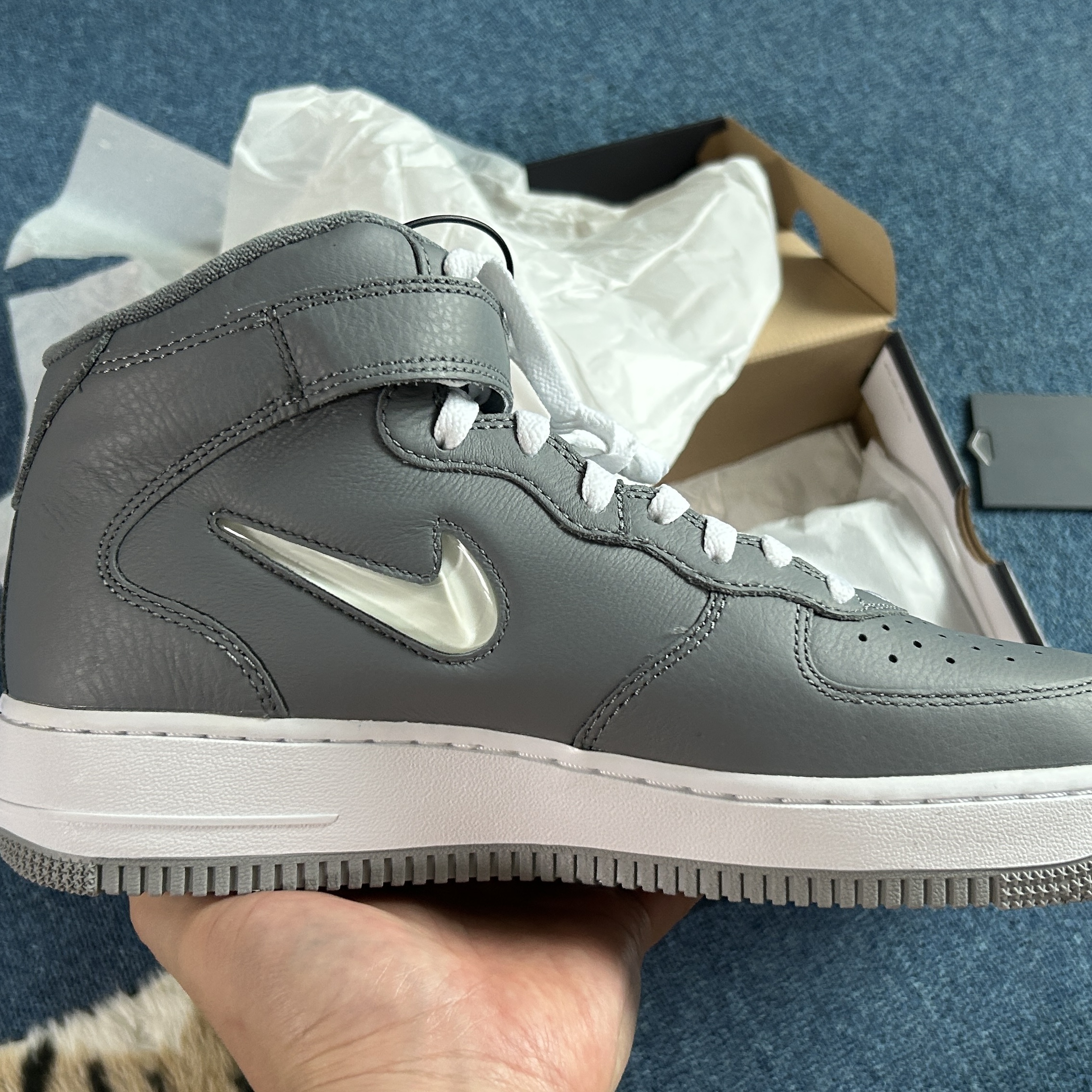Nike Air Force 1 Mid QS NYC Cool Grey 착용 스타일 - 4