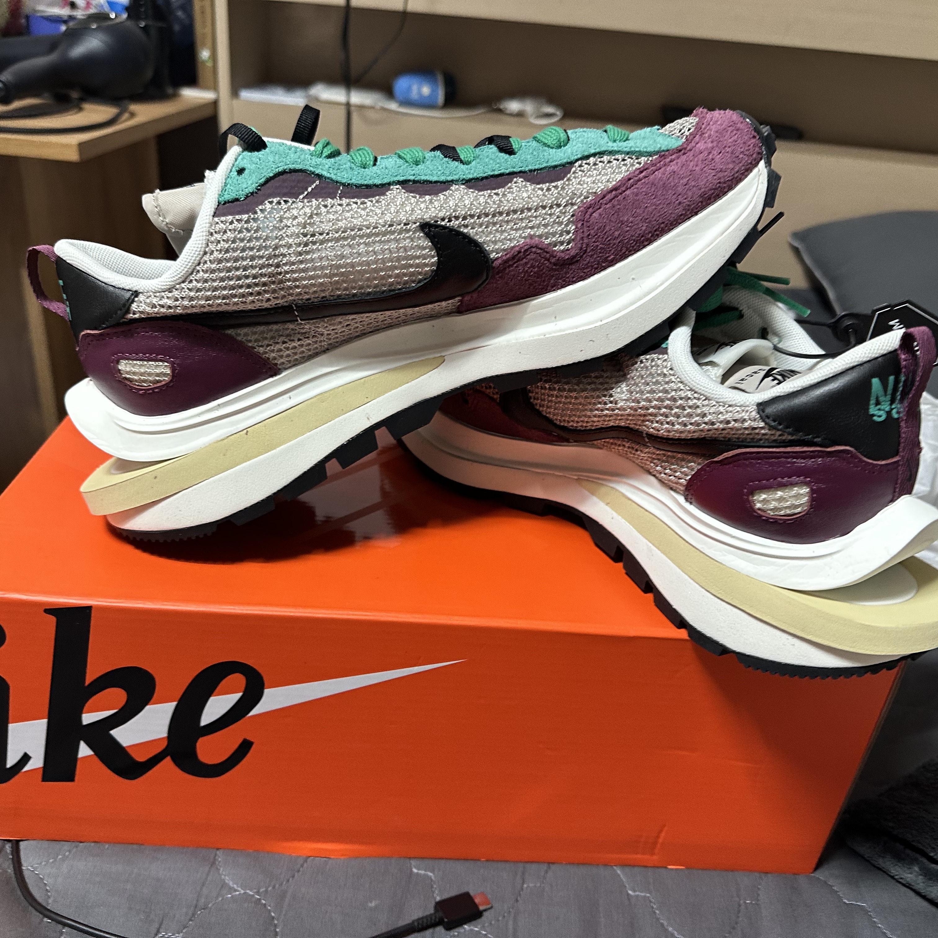 Nike x Sacai VaporWaffle String & Black Villain Red 착용 스타일