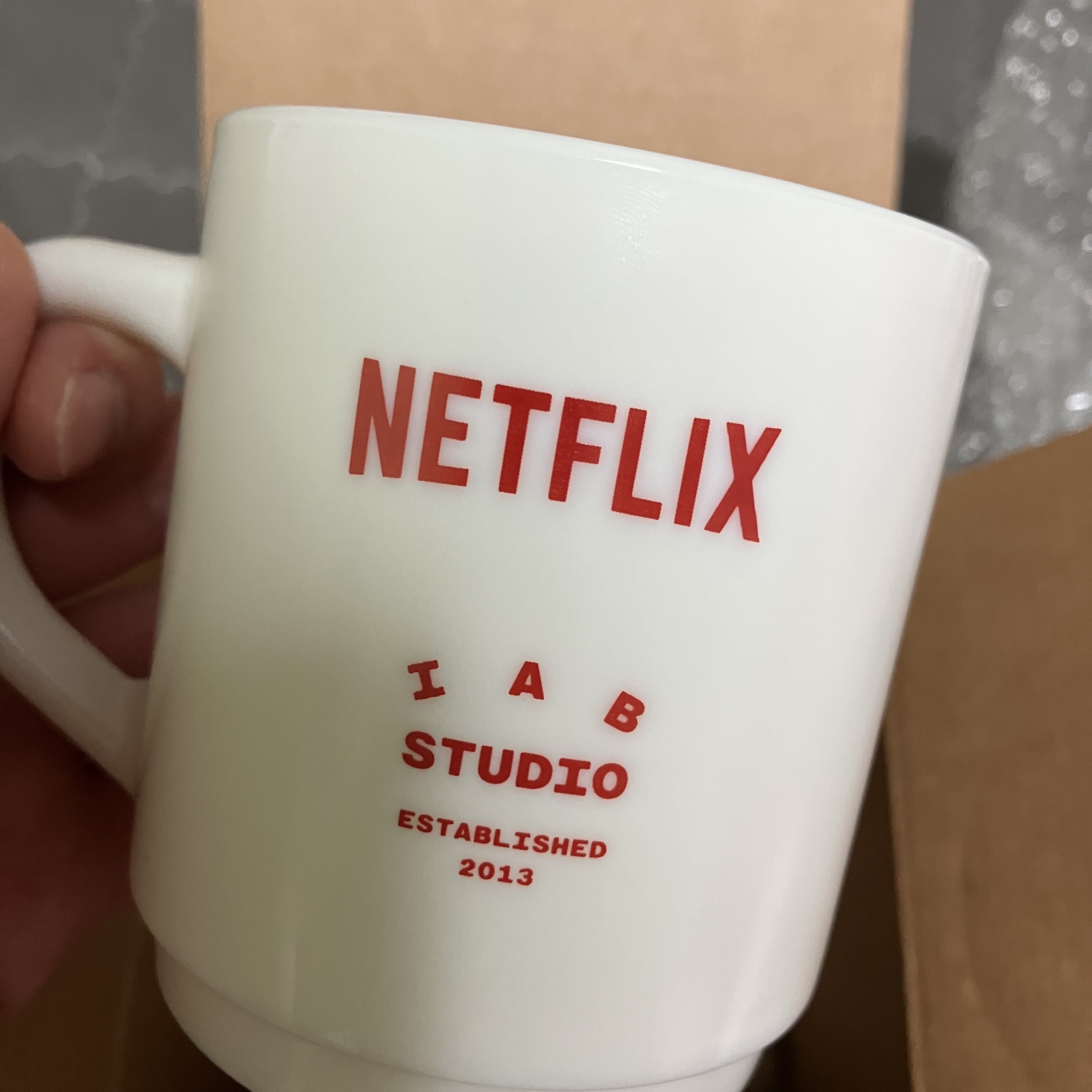 IAB Studio x Netflix Milk Glass White 착용 스타일 - 1