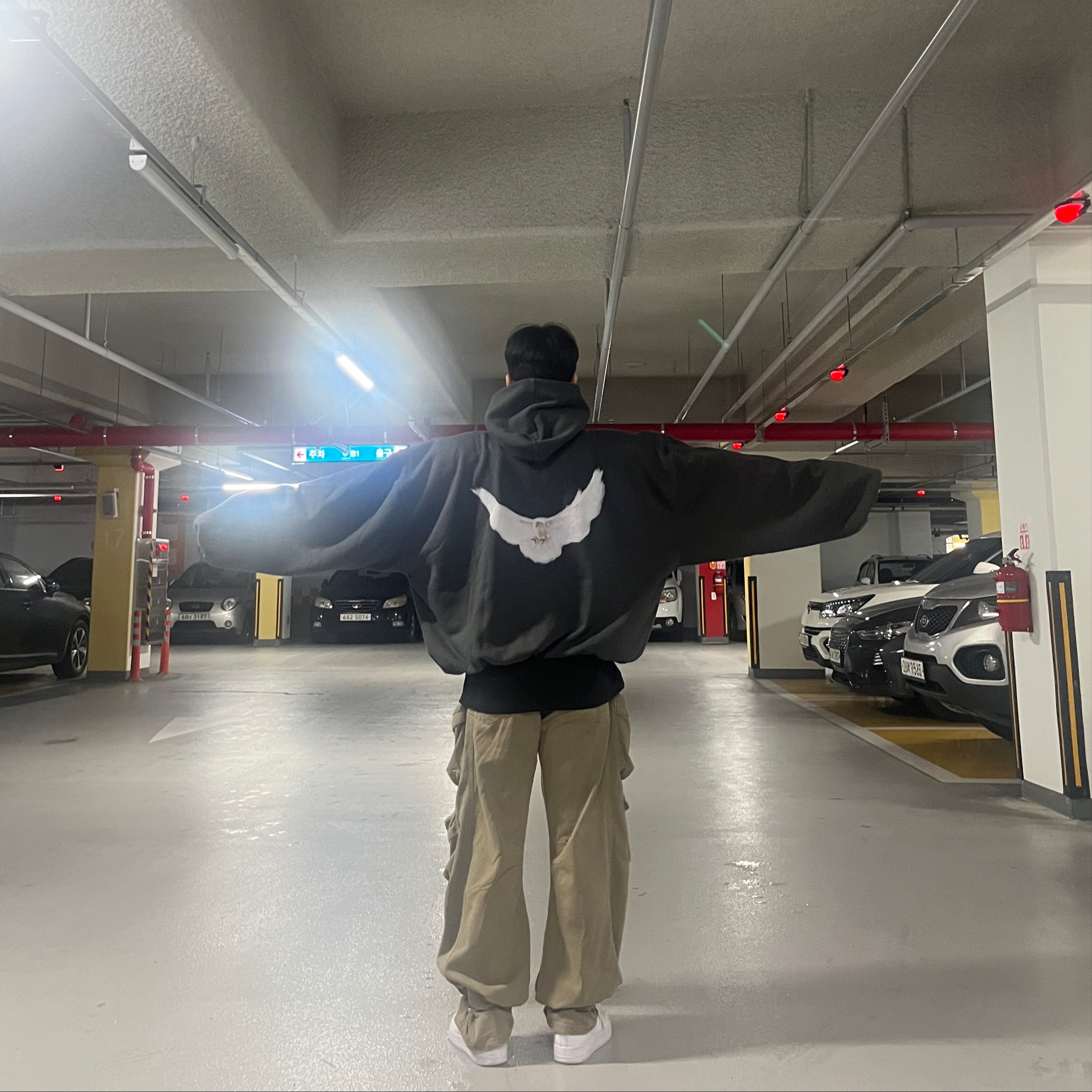 Yeezy Gap Engineered By Balenciaga Dove Hoodie Black, Nike Air Force 1 '07 Low White 착용 스타일