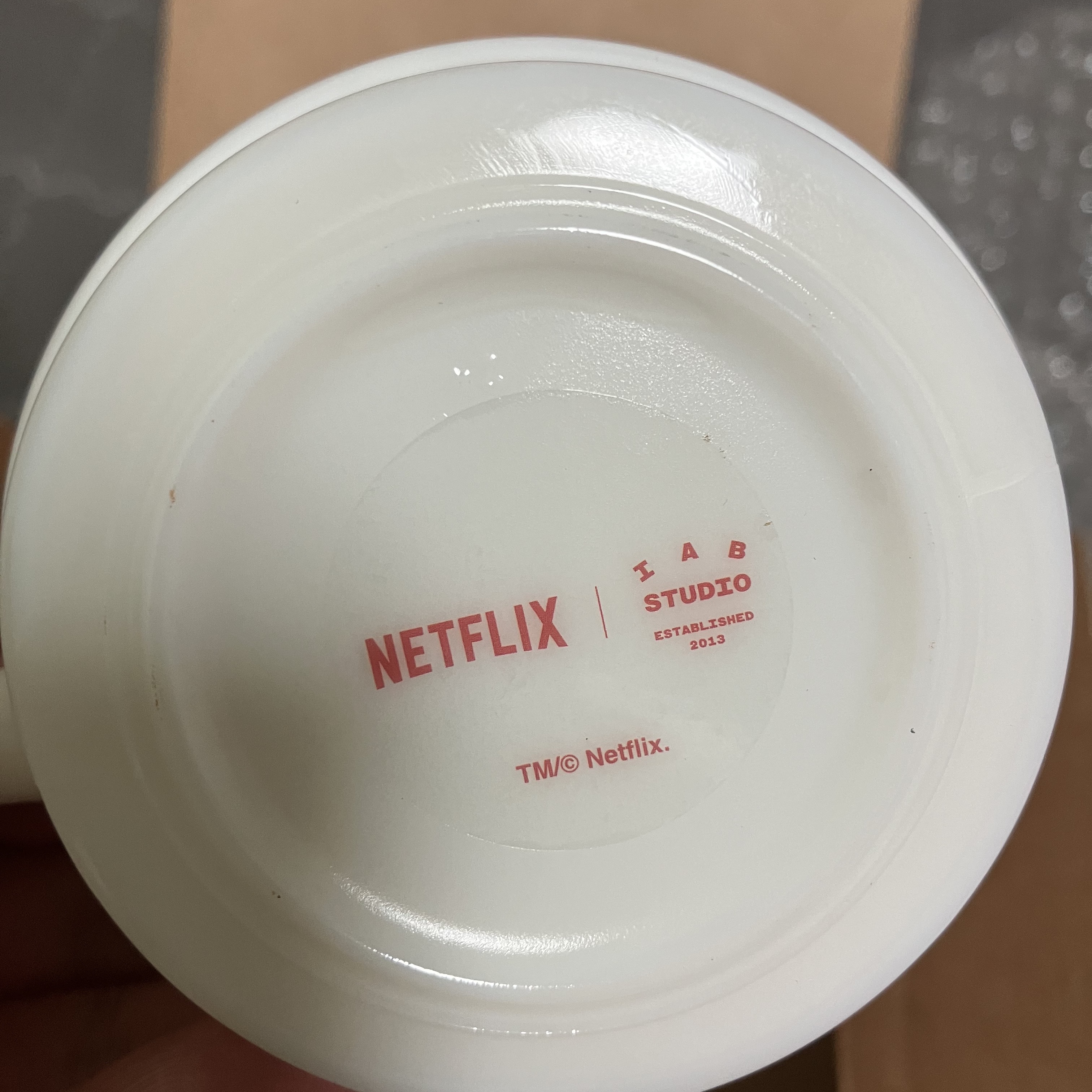 IAB Studio x Netflix Milk Glass White 착용 스타일 - 3
