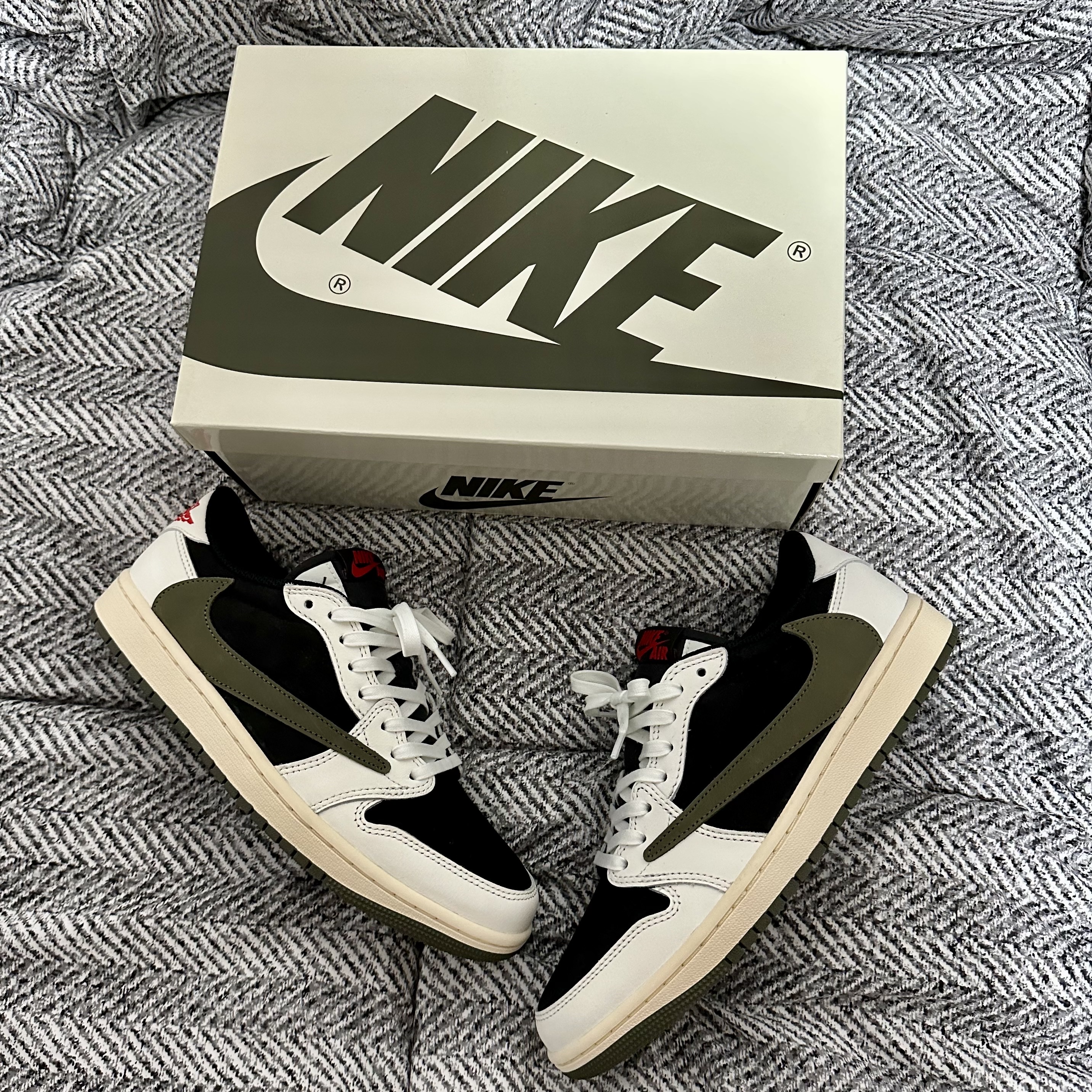 (W) Jordan 1 x Travis Scott Retro Low OG SP Medium Olive 착용 스타일 - 2