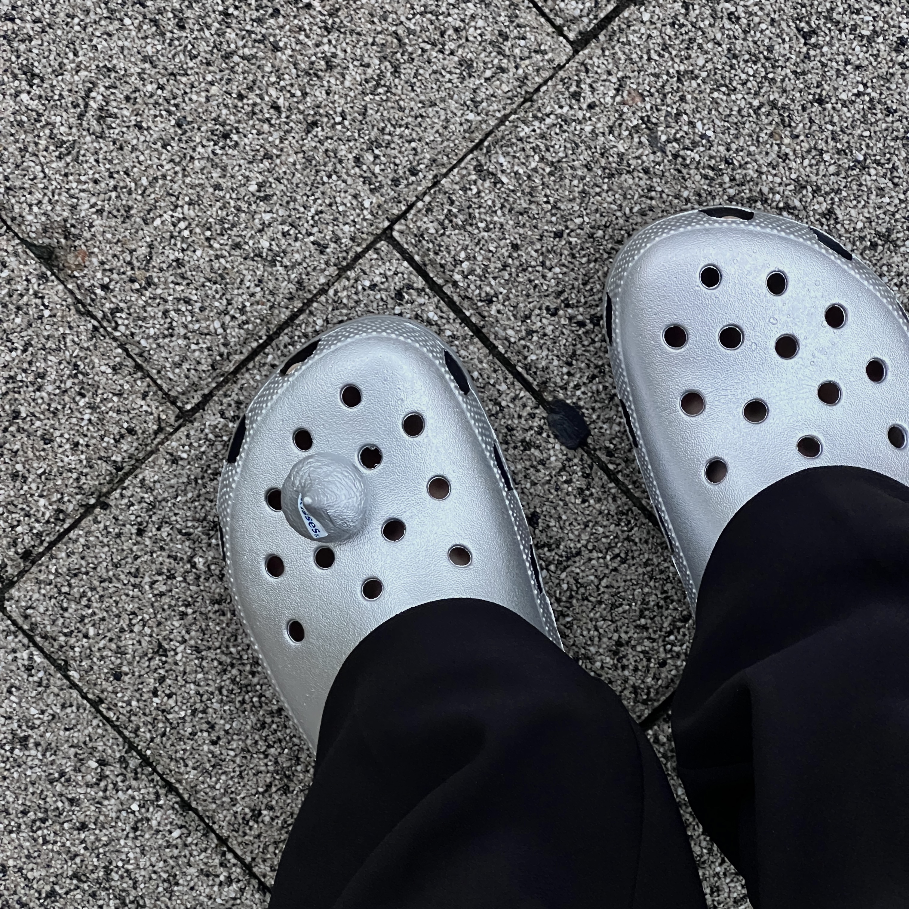 Crocs Classic Metallic Clog Silver 착용 스타일