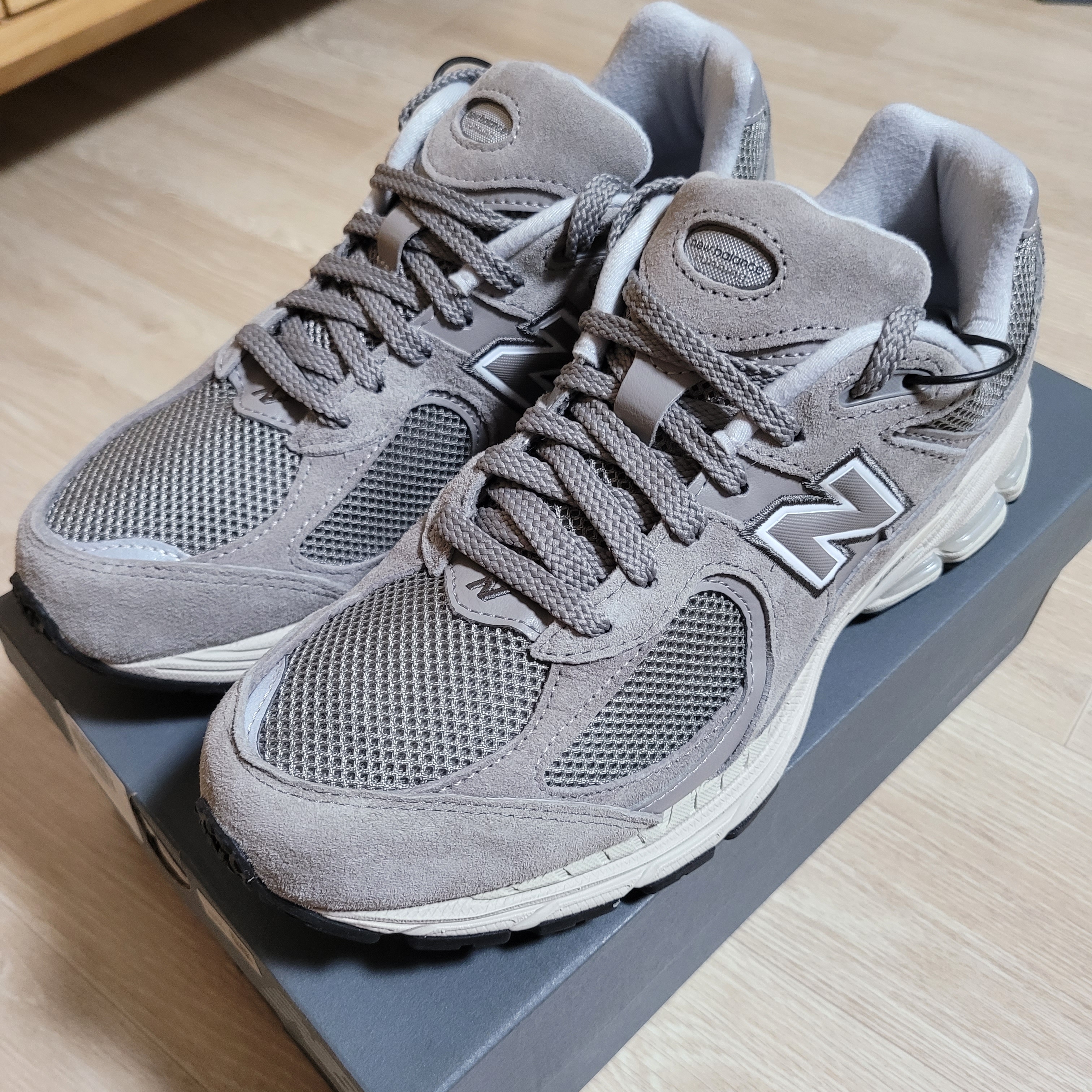 New Balance 2002R Grey 착용 스타일 - 1