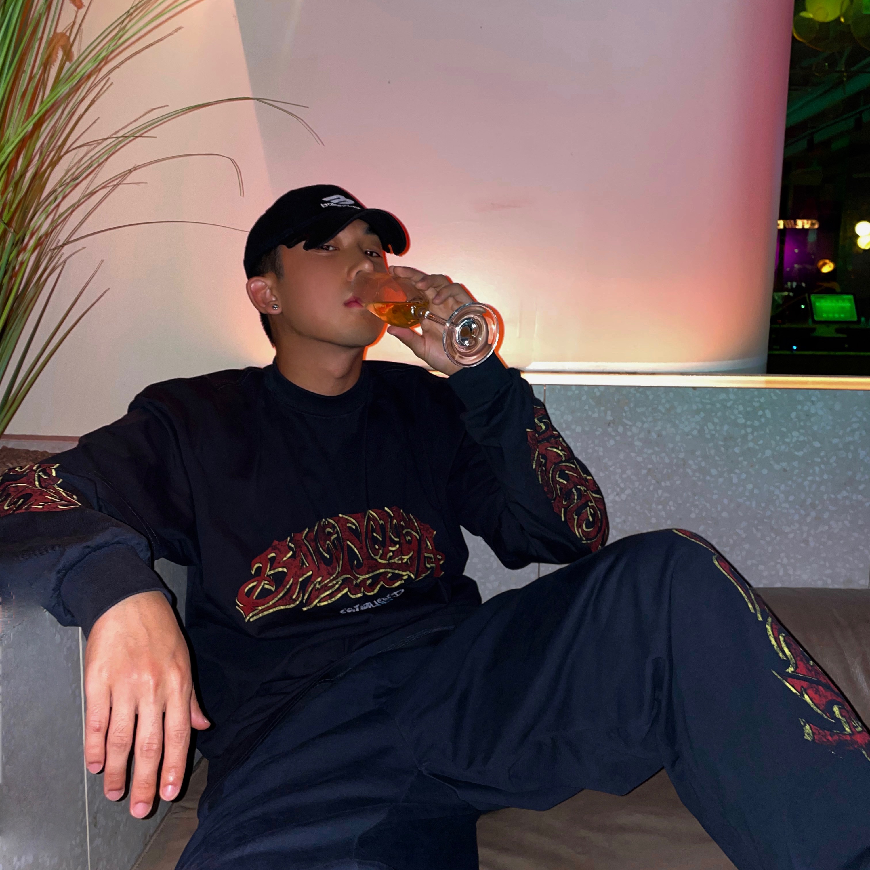 Balenciaga Offshore Oversized T-Shirt Black Faded, Balenciaga Offshore Long Sleeve Oversized T-Shirt Black Faded 착용 스타일 - 2
