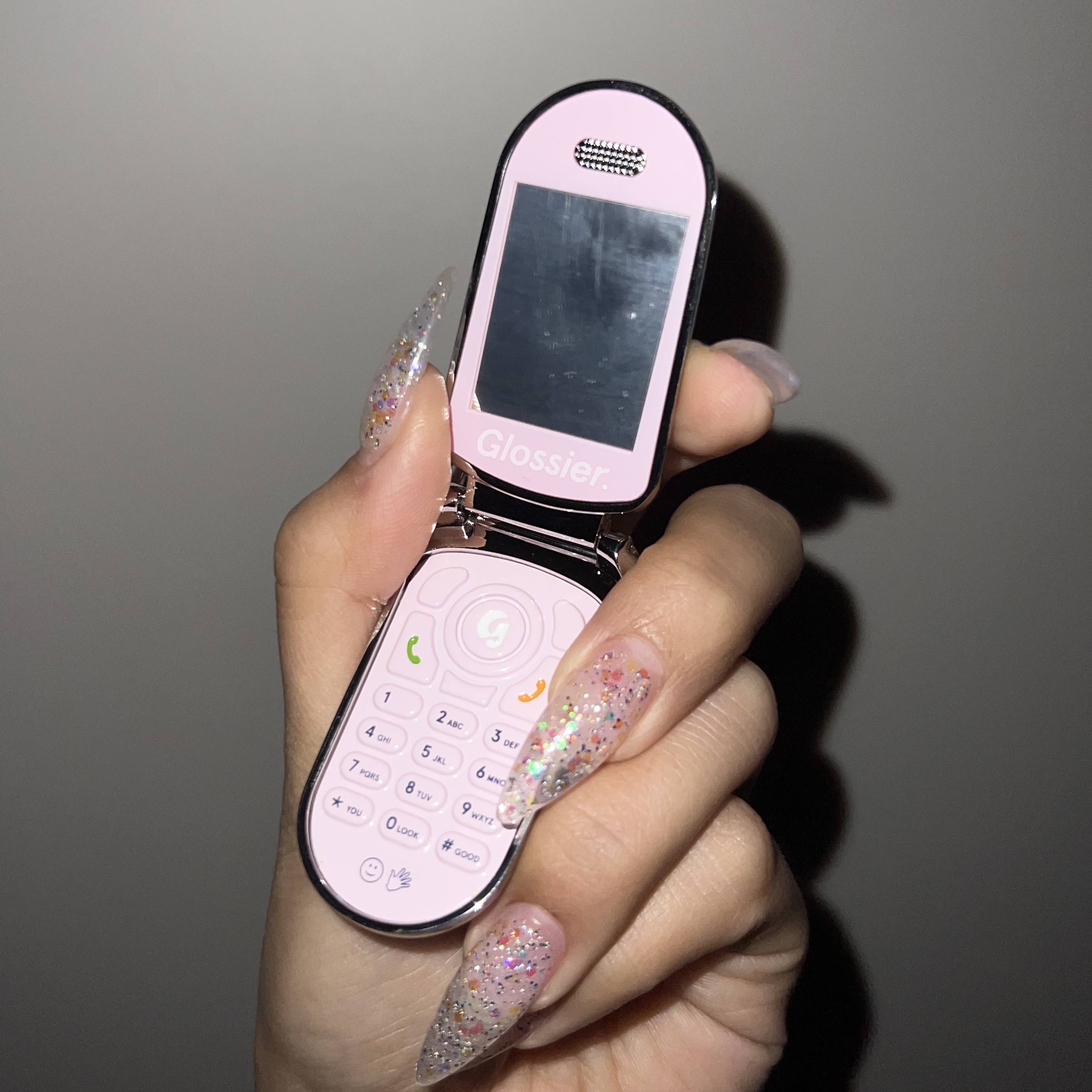 Glossier Cell Phone Keychain - LA Exclusive 착용 스타일 - 1