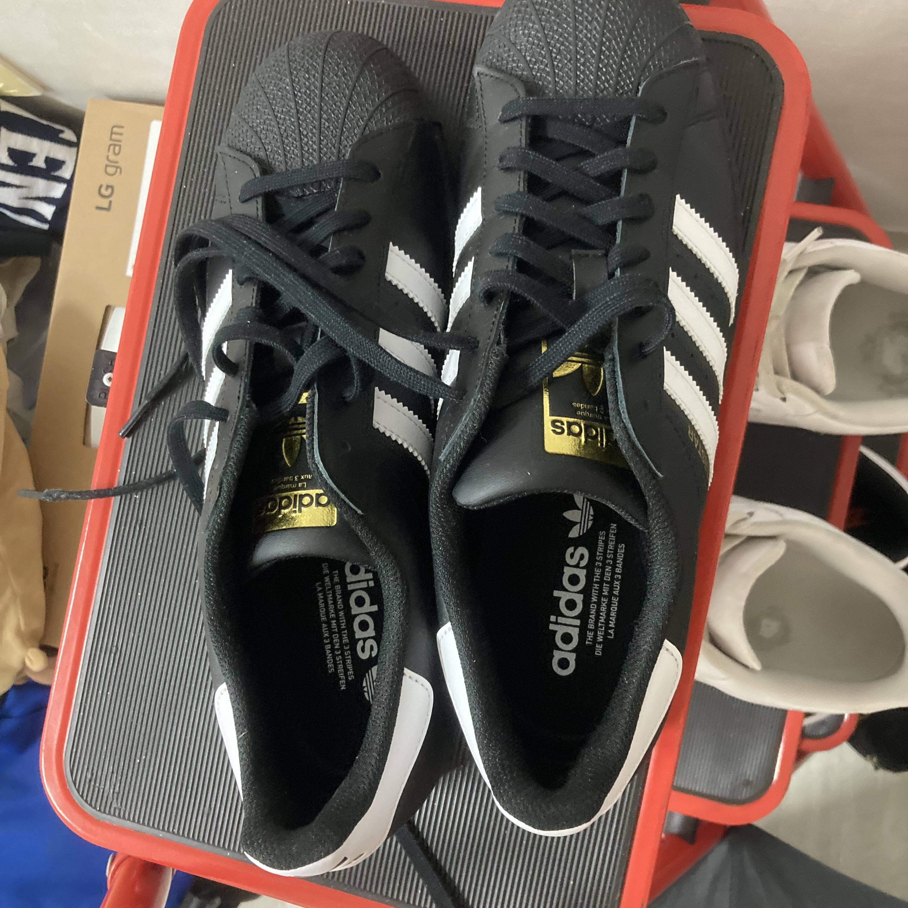 Adidas Superstar Core Black White 착용 스타일