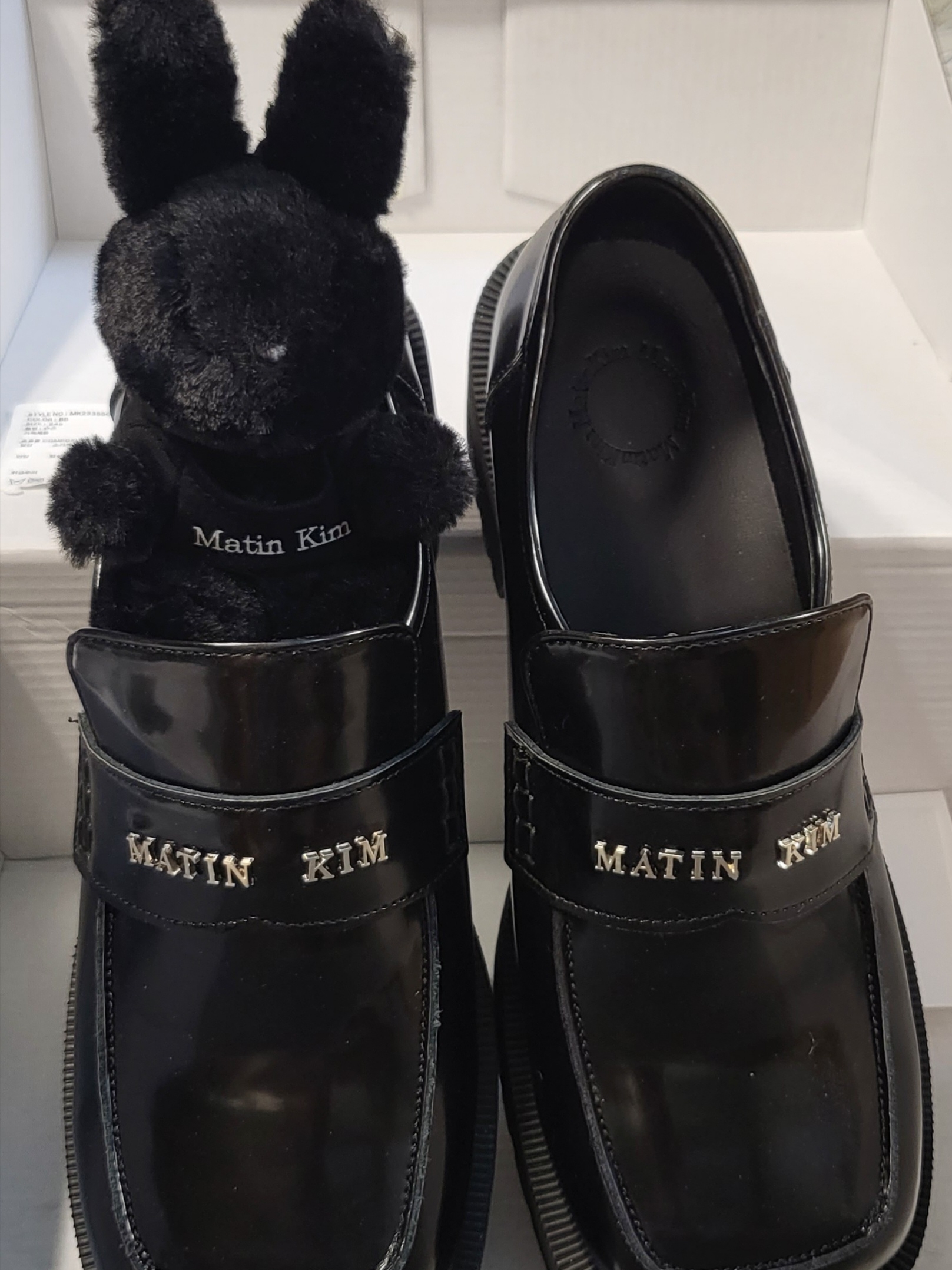 Matin Kim Black Bunny Toy Keyring Black 착용 스타일