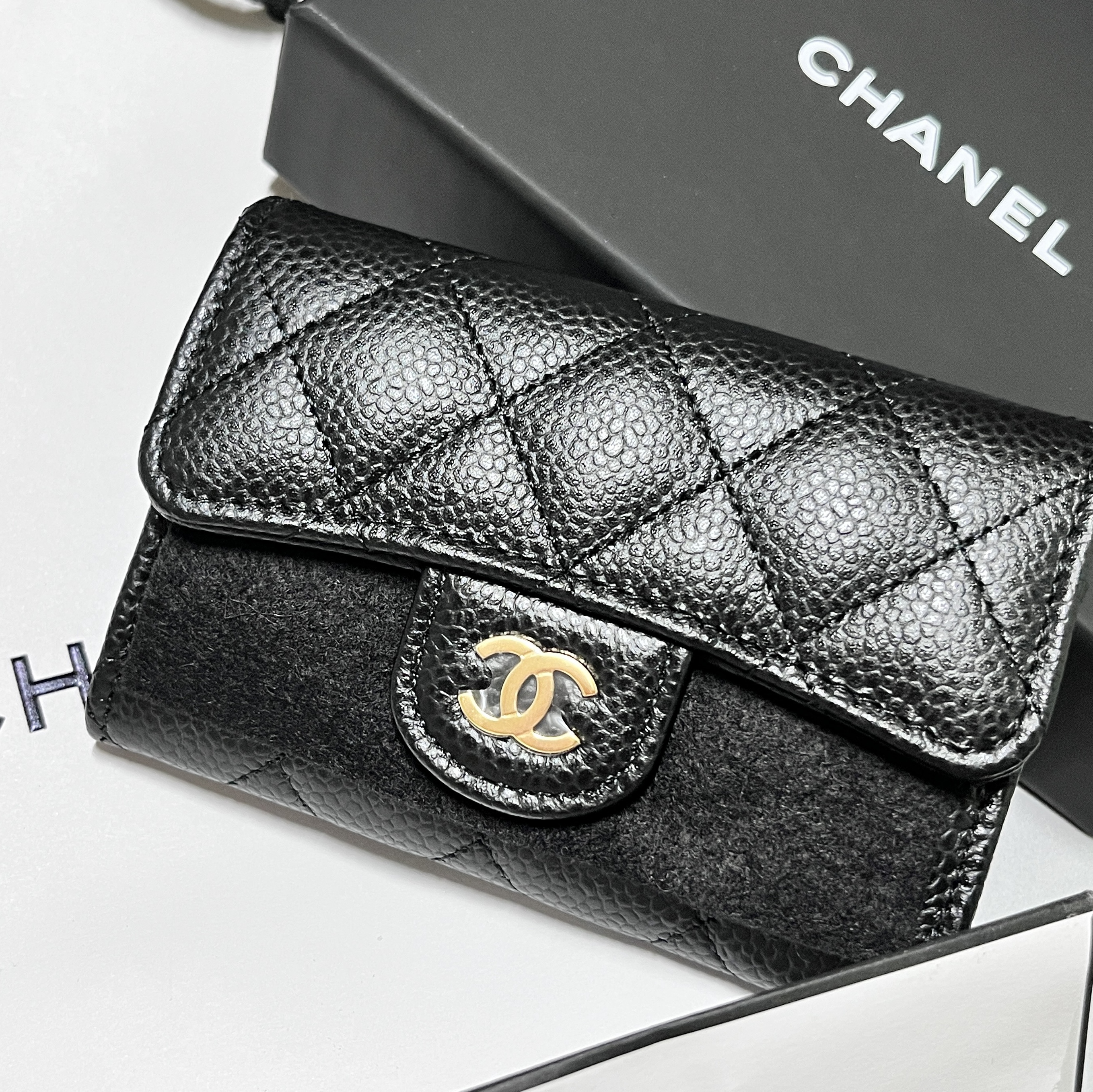 Chanel Classic Card Holder Grained Calfskin & Gold Black 착용 스타일