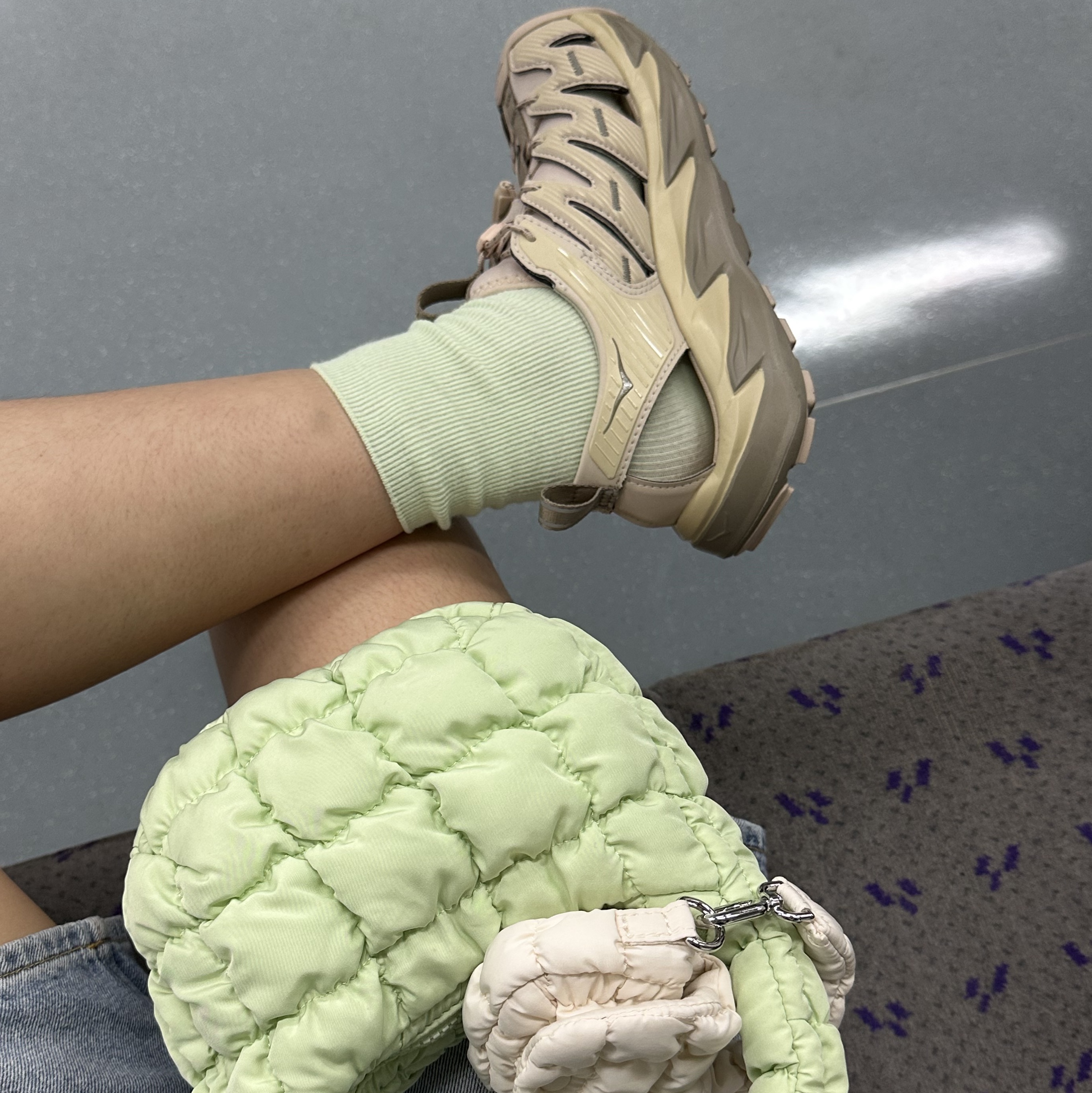 Hoka Hopara Shifting Sand Dune, COS Quilted Micro Bag Green 착용 스타일