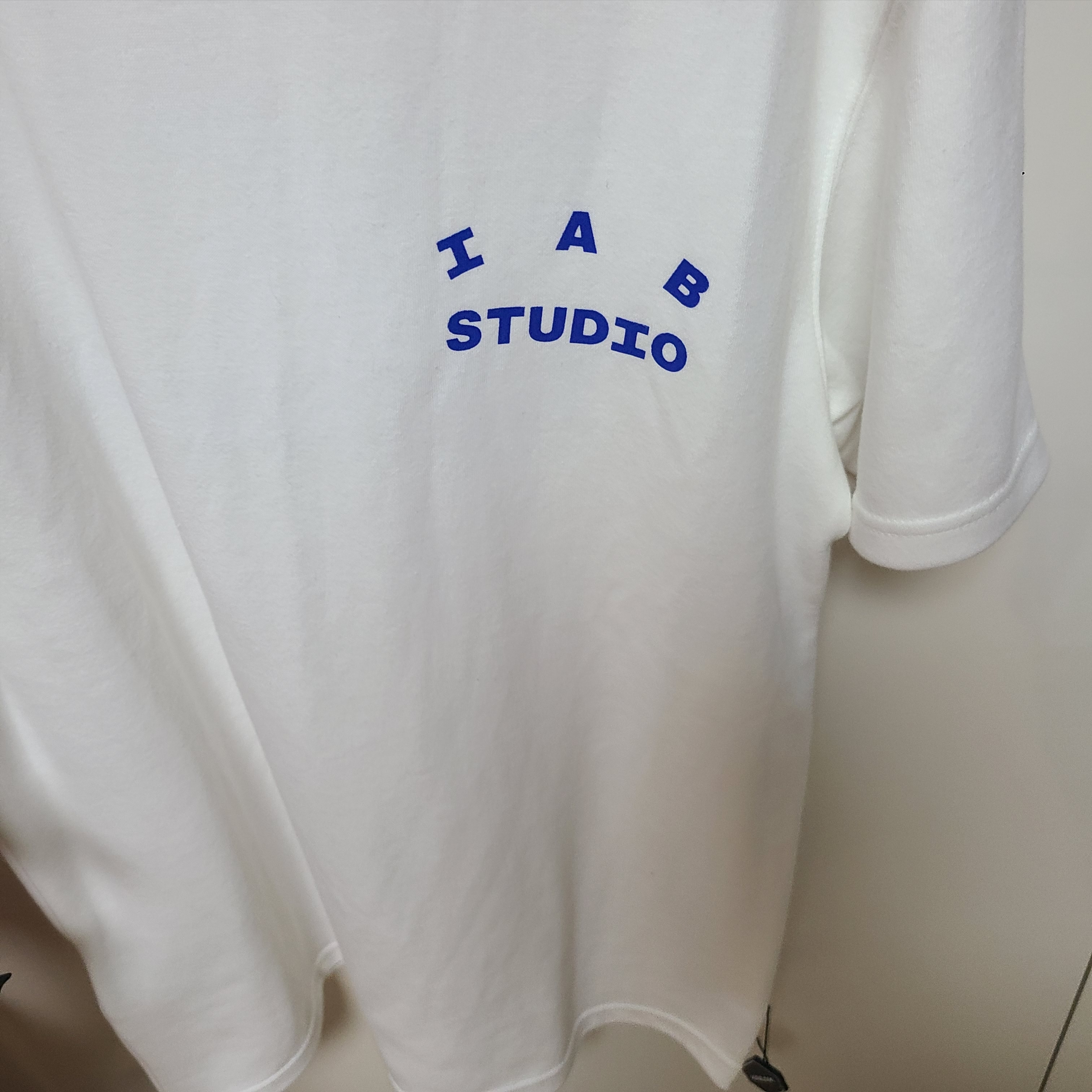 IAB Studio x Netflix SS T-Shirt Blue, IAB Studio 10th Anniversary T-Shirts Pack White & Black (2 Pack) 착용 스타일 - 2