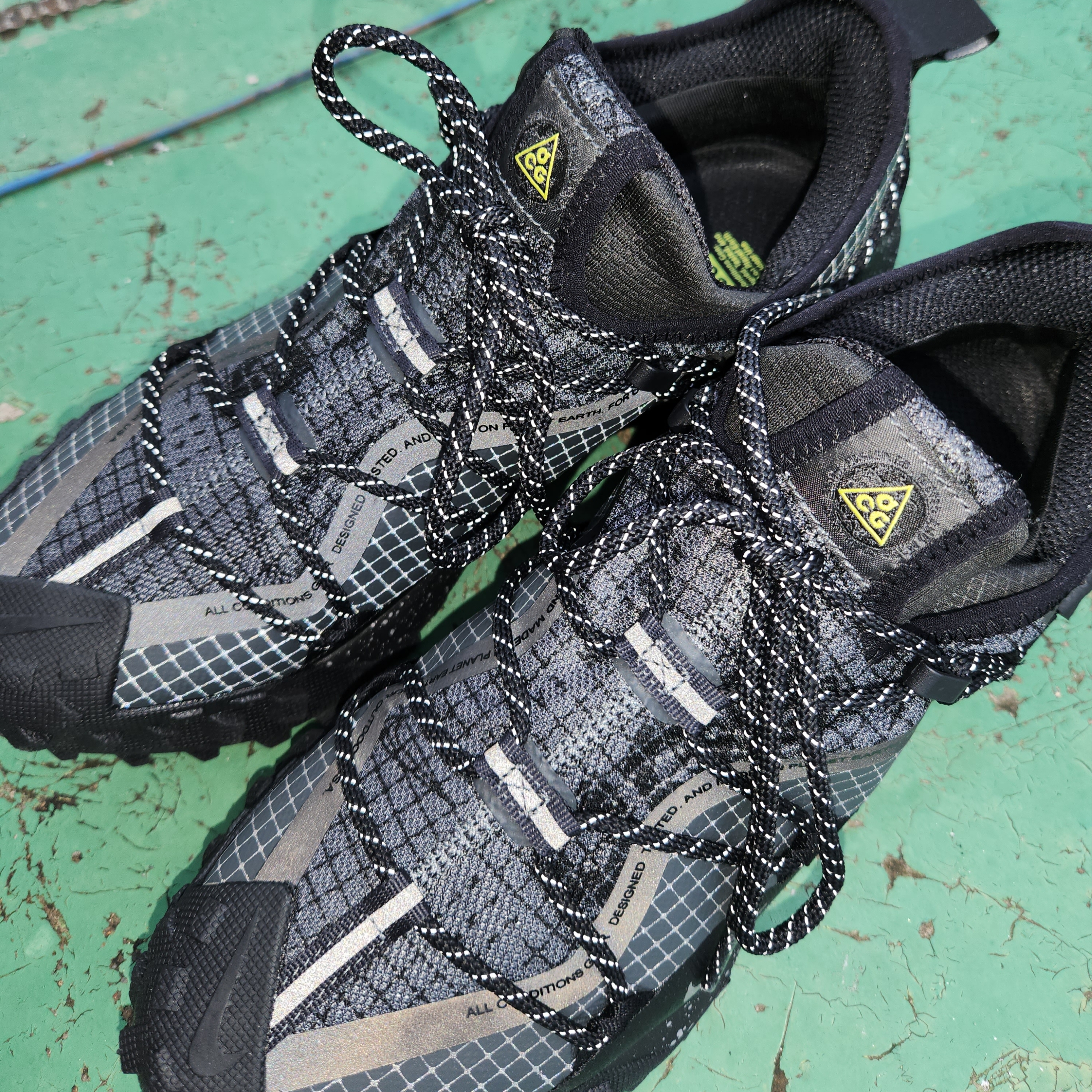 Nike ACG Mountain Fly Low Gore-Tex SE Dark Smoke Grey 착용 스타일 - 2