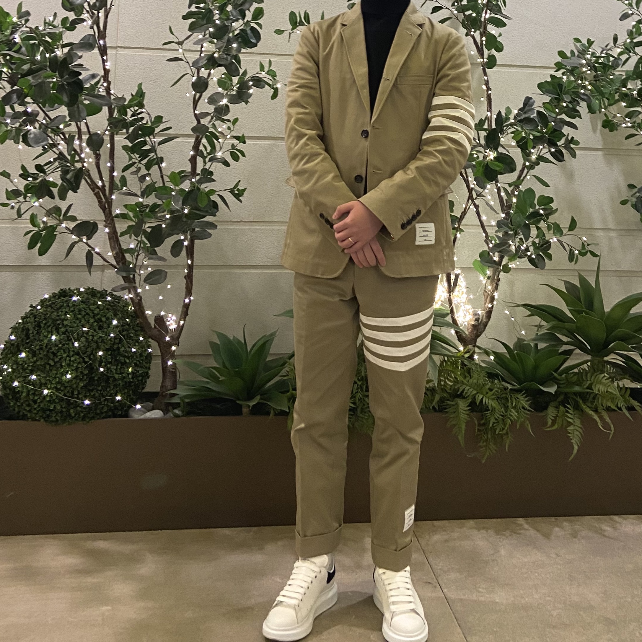 Alexander McQueen Oversized Sneakers White Black, Thom Browne Cotton Twill Knit Seamed 4-Bar Unconstructed Chino Trouser Camel 착용 스타일