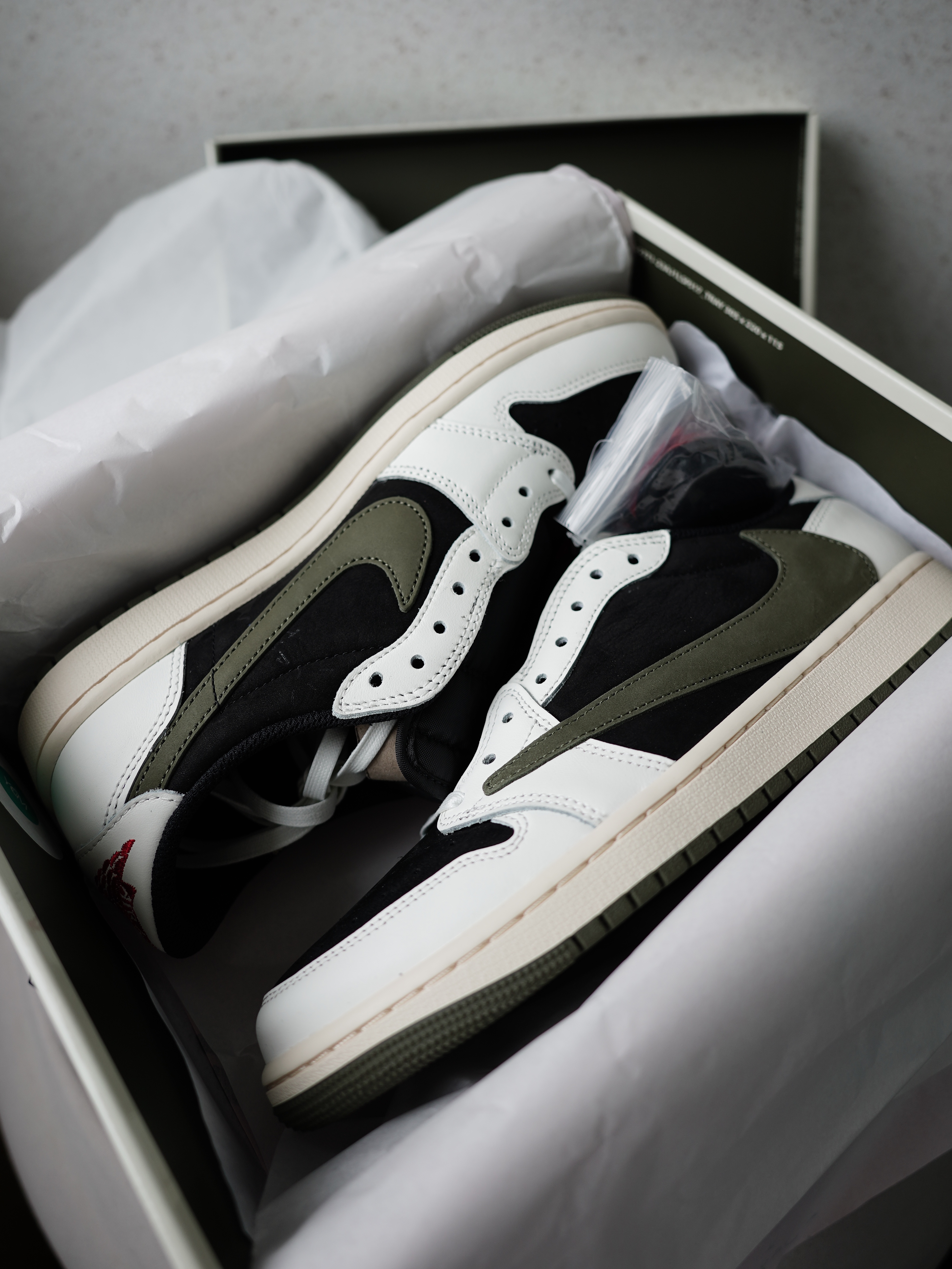 (W) Jordan 1 x Travis Scott Retro Low OG SP Medium Olive 착용 스타일 - 4