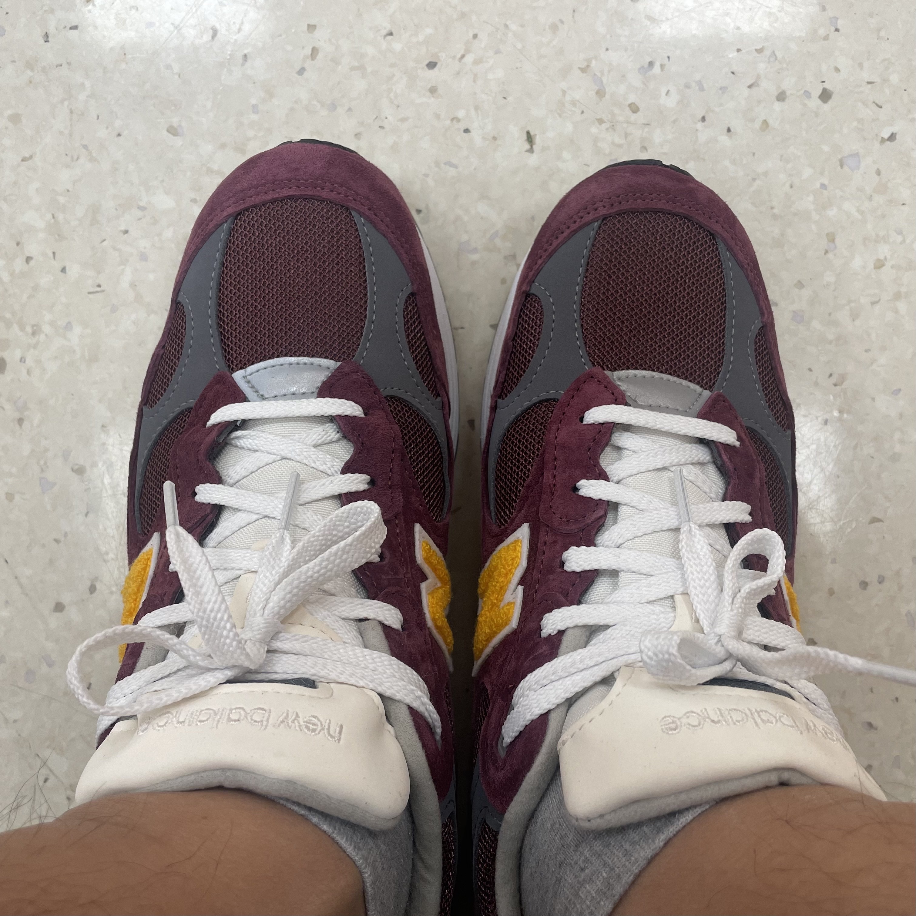New Balance 992 Made in USA Burgundy Gold 착용 스타일 - 2