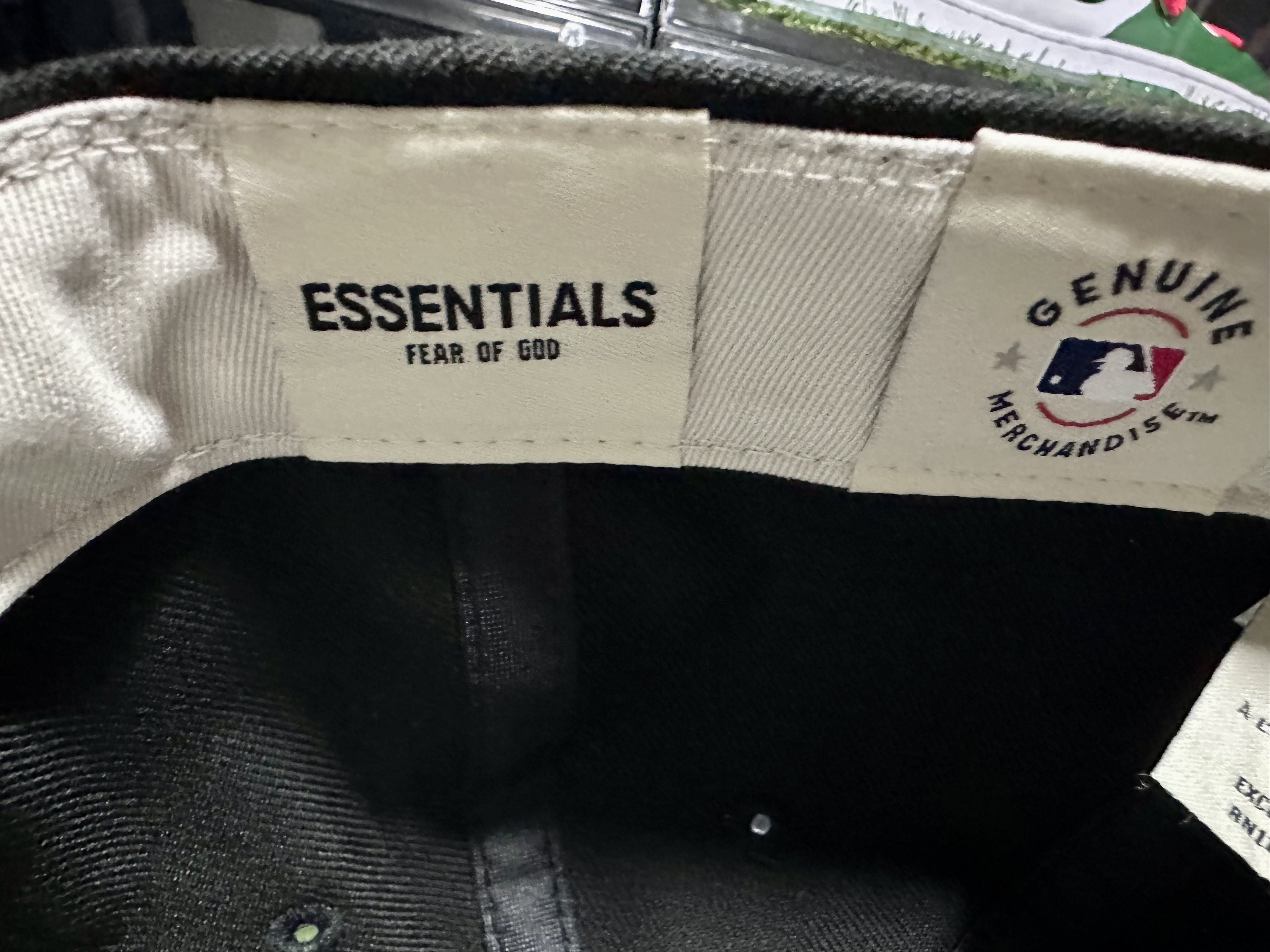Essentials x New Era Sized Cap Black 착용 스타일 - 2