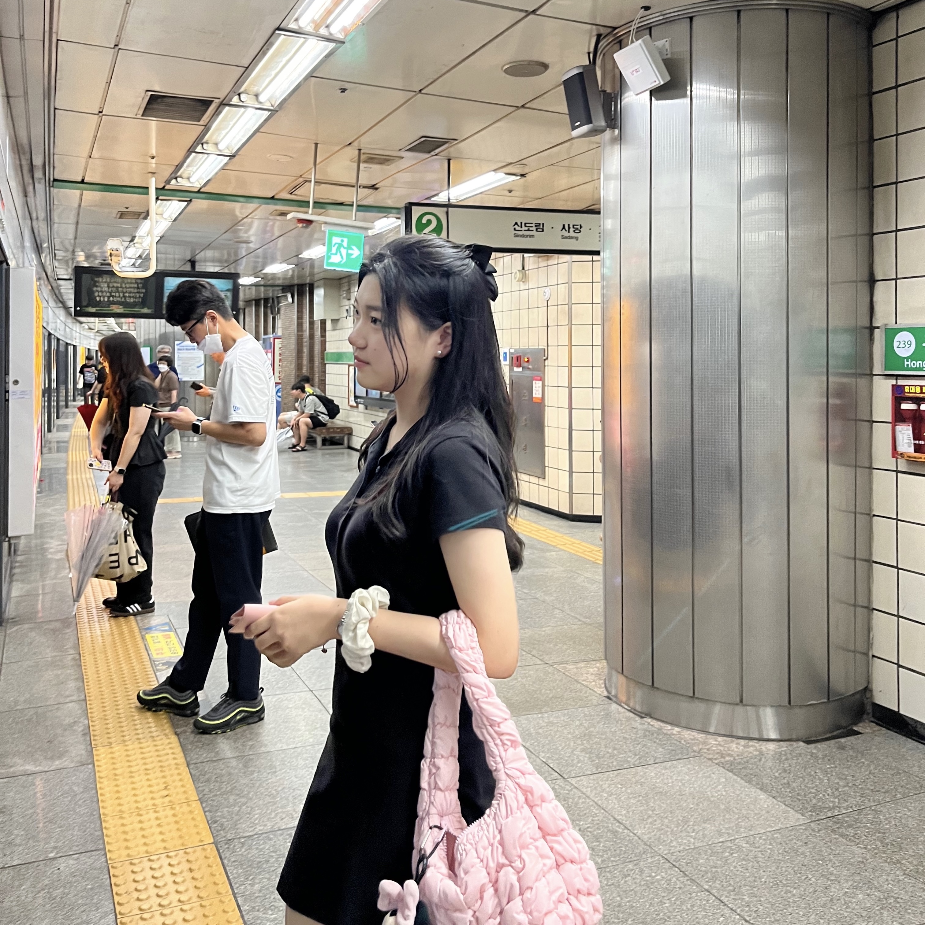 COS Quilted Mini Bag Pink 착용 스타일 - 2
