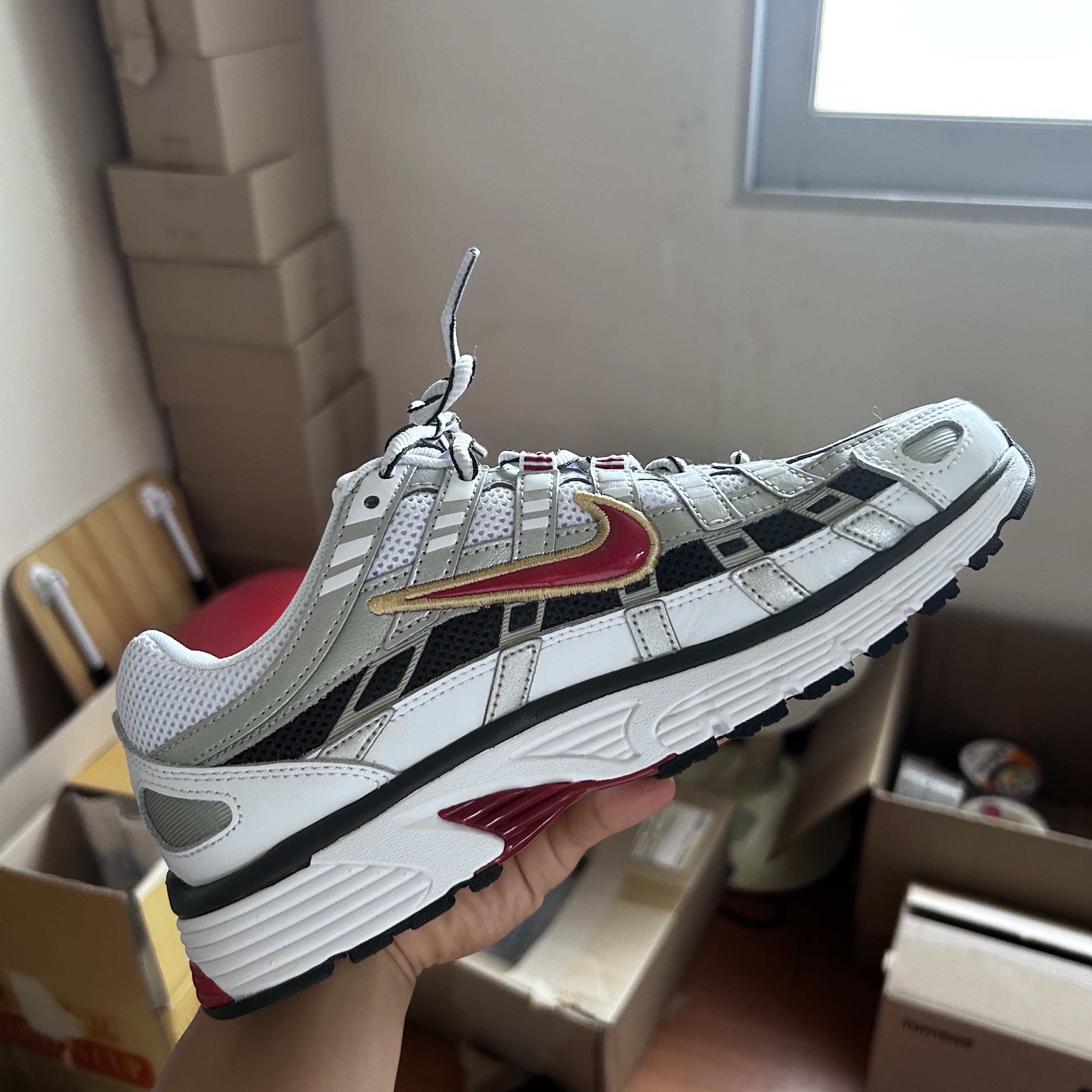 (W) Nike P-6000 Metallic Silver Red 착용 스타일