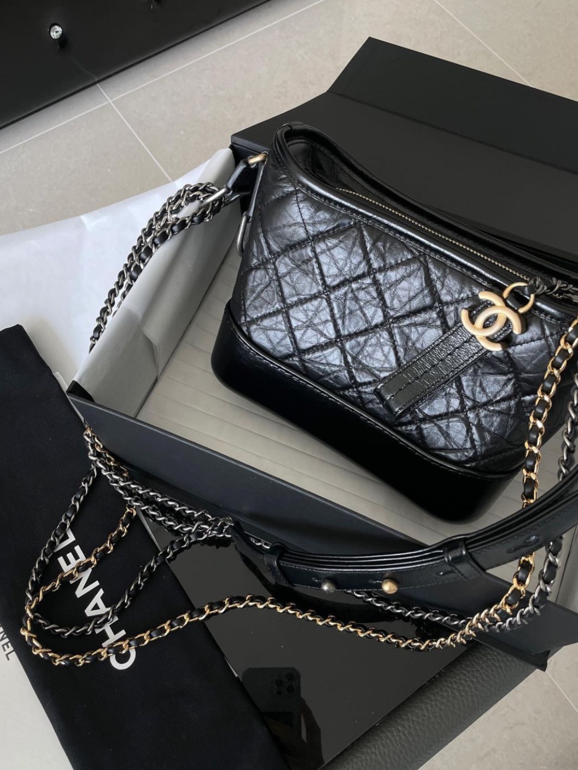Chanel Gabrielle Small Hobo Bag Aged Calfskin & Gold Black 착용 스타일