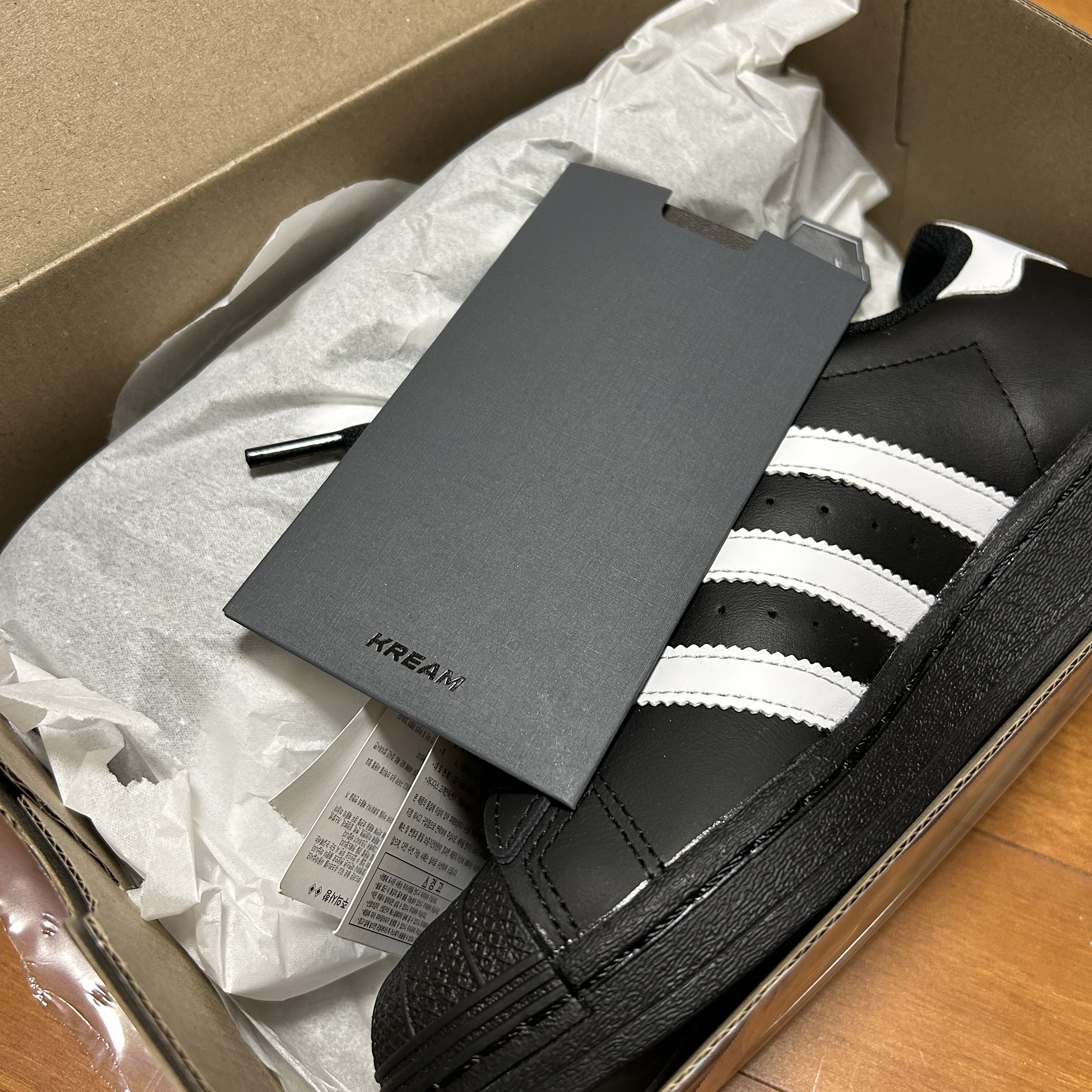 (J) Adidas Superstar Black White 착용 스타일