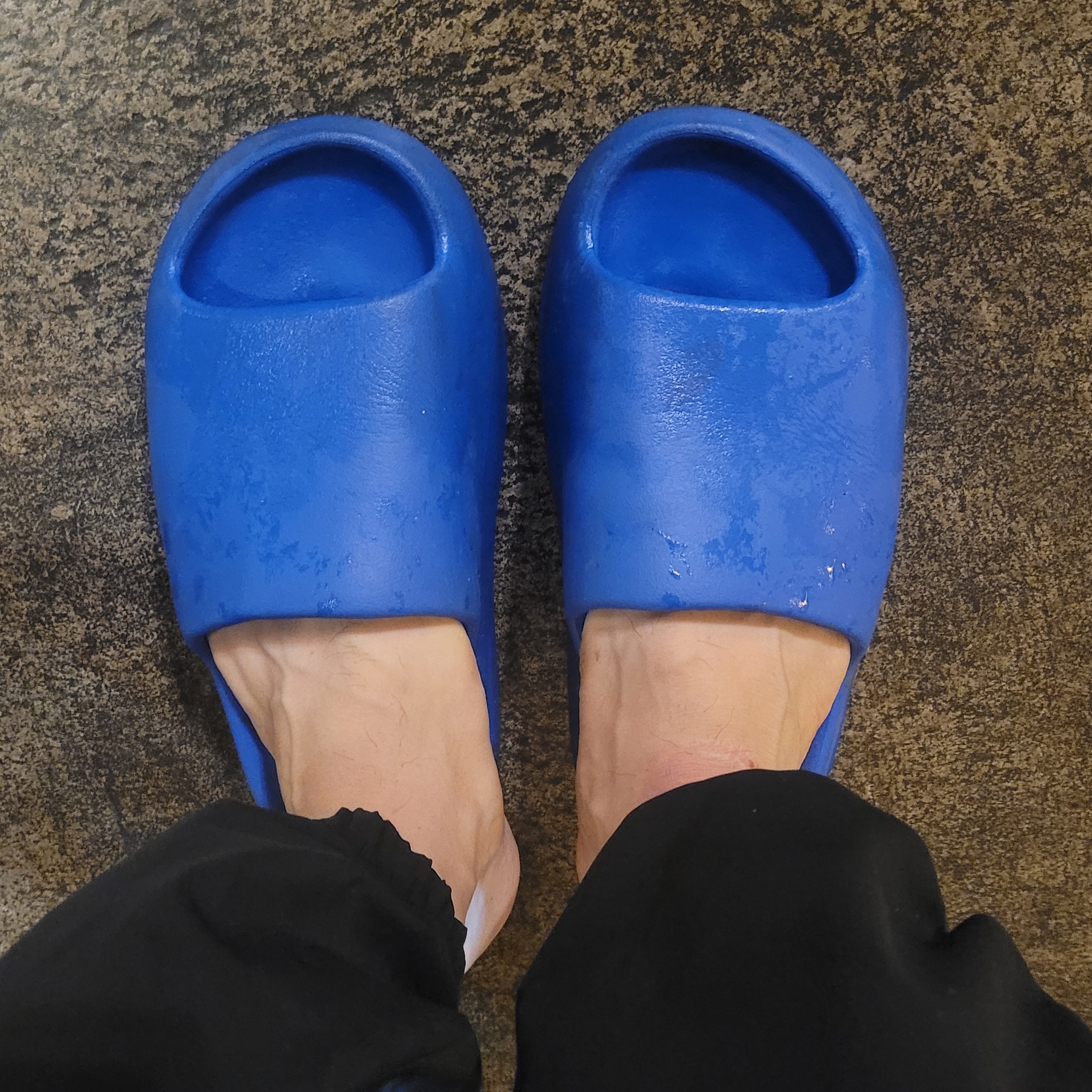 Adidas Yeezy Slide Azure 착용 스타일
