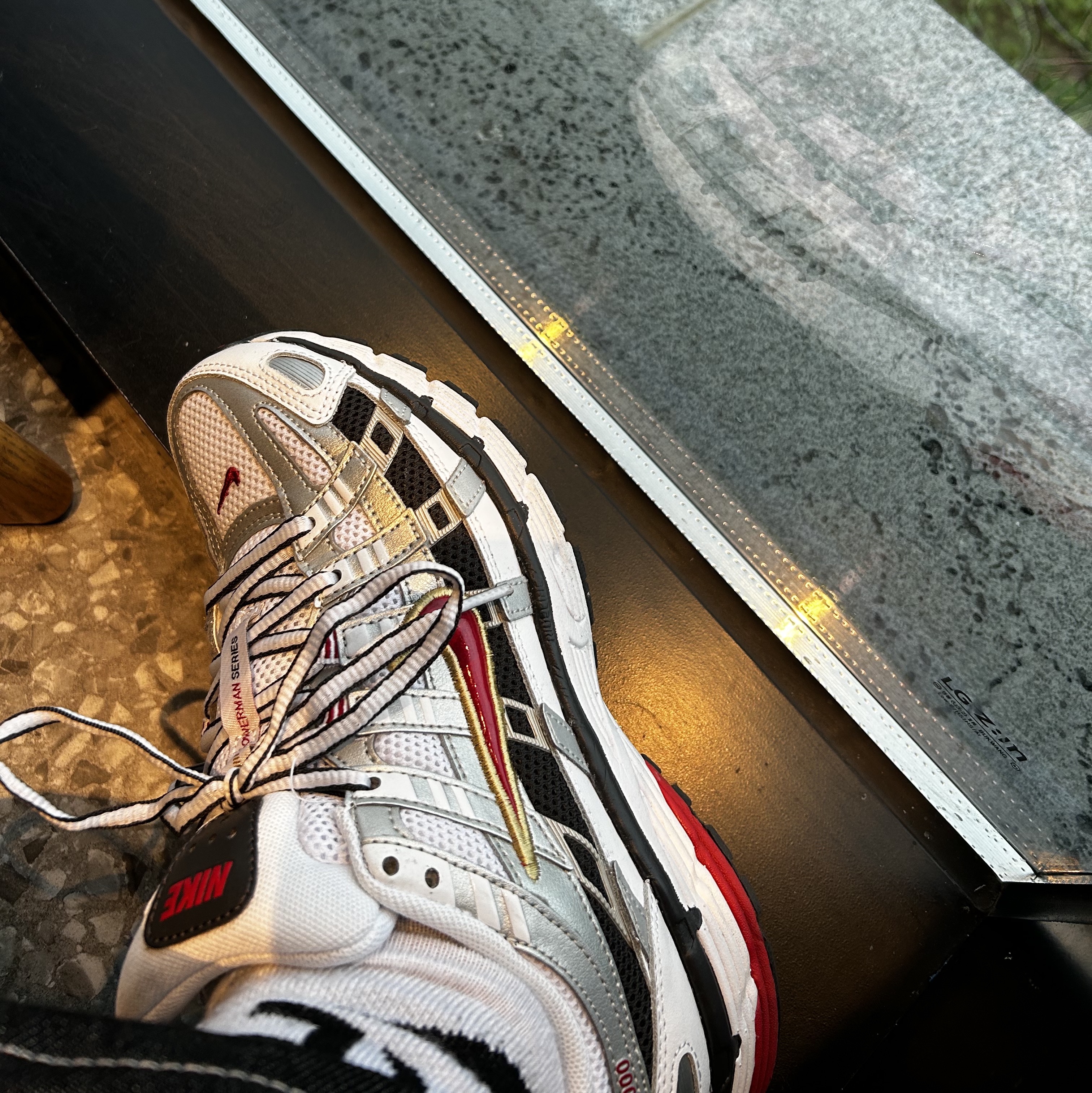 (W) Nike P-6000 Metallic Silver Red 착용 스타일